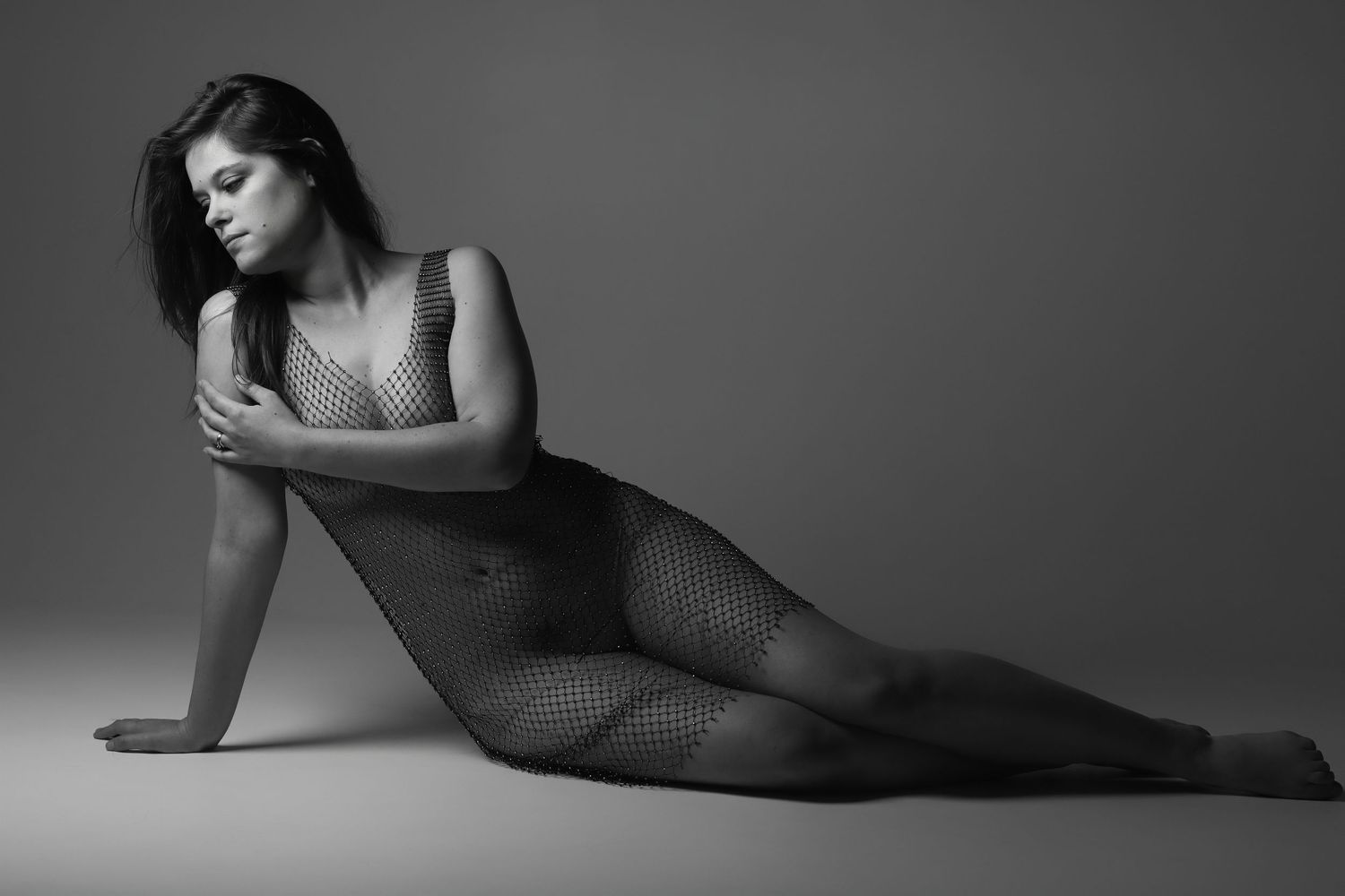 Portrait artistique noir et blanc d'une femme en body résille, par Cindy Poulet Photographe proche Soissons.