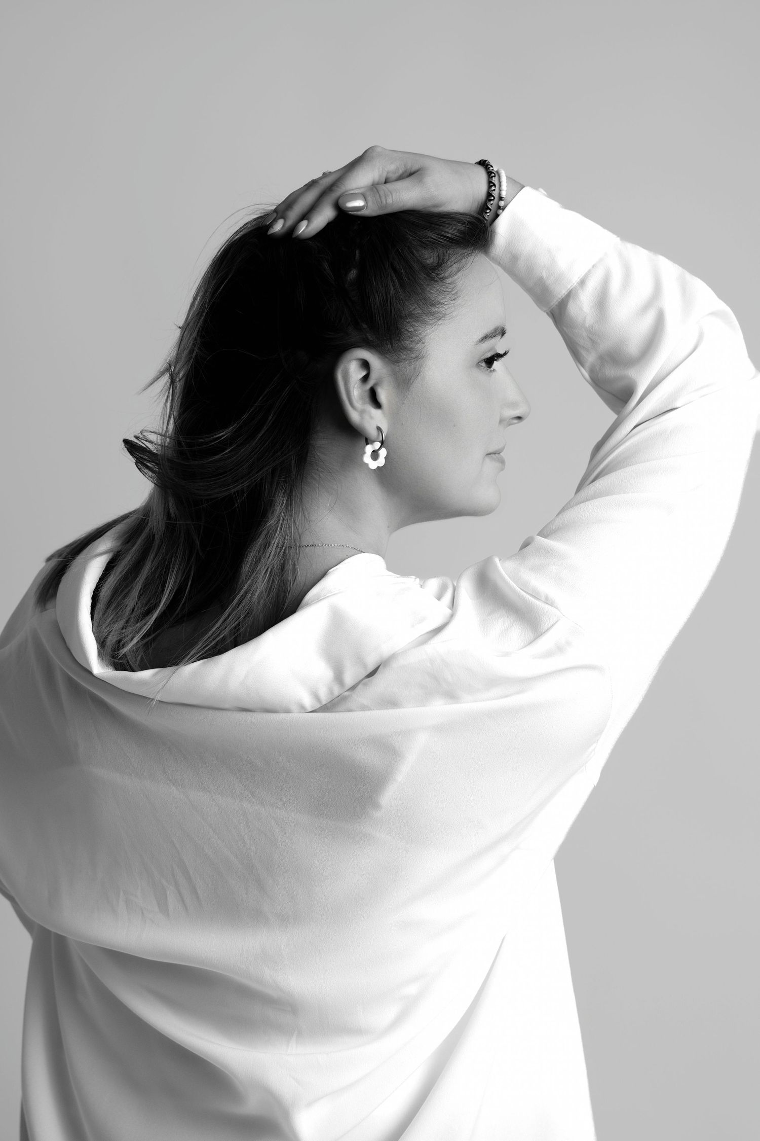 Portrait artistique noir et blanc d'une femme en chemise blanche, par Cindy Poulet Photographe à Septvaux.