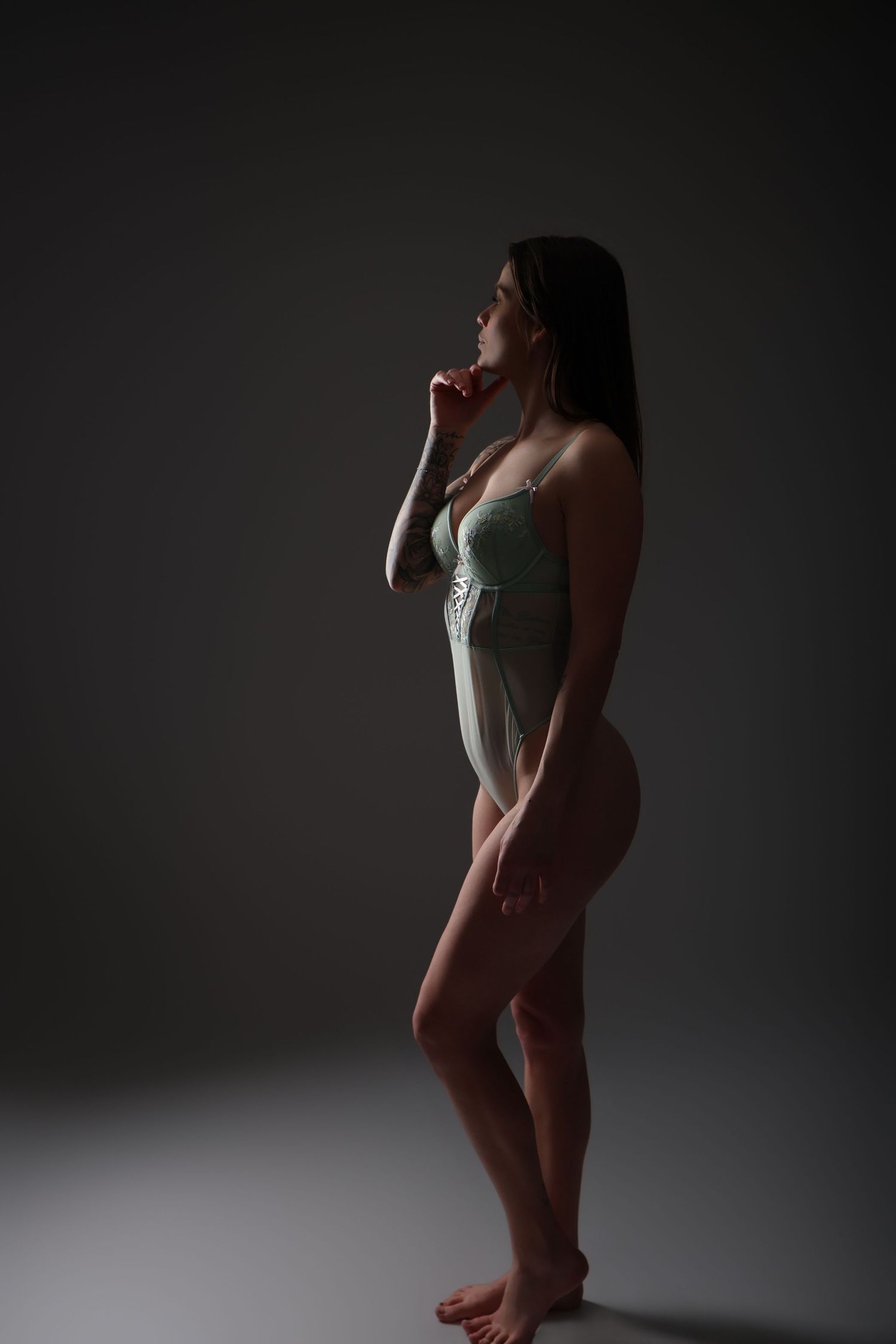 Femme de profil en robe transparente, portrait artistique boudoir