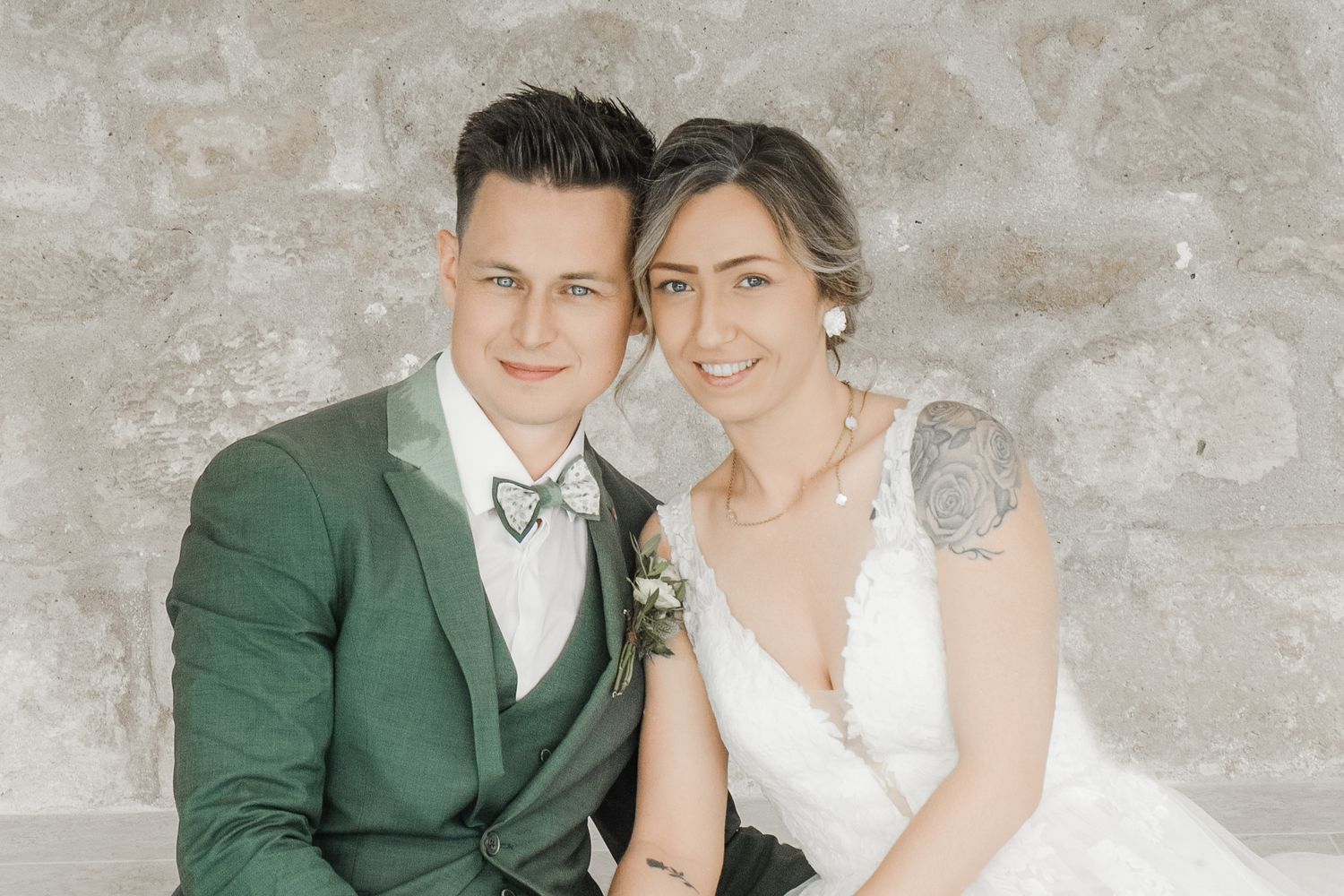 Couple de mariés se tenant la main, photo de mariage