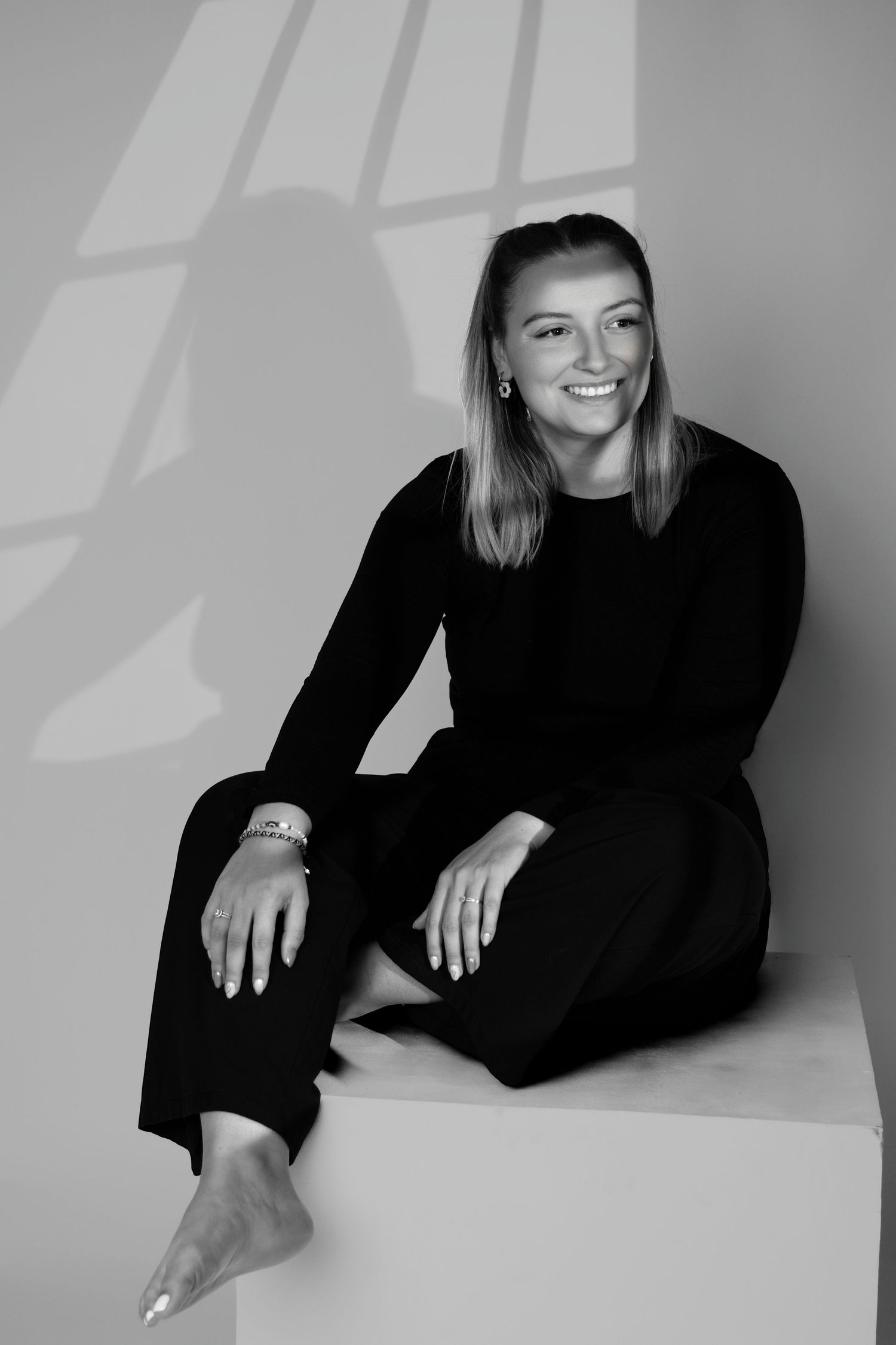 Portrait féminin assis en studio, style minimaliste et doux. Séance photo réalisée par Cindy Poulet à Septvaux, proche de Saint-Quentin