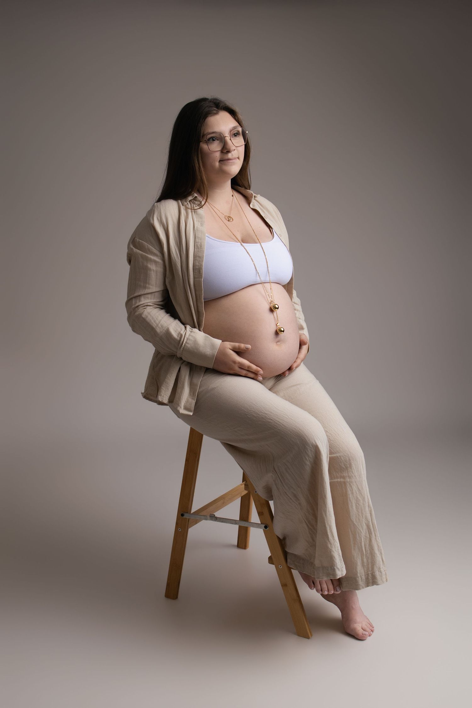 Femme enceinte en tenue posant seule en studio, portrait maternité élégant - Cindy Poulet photographe