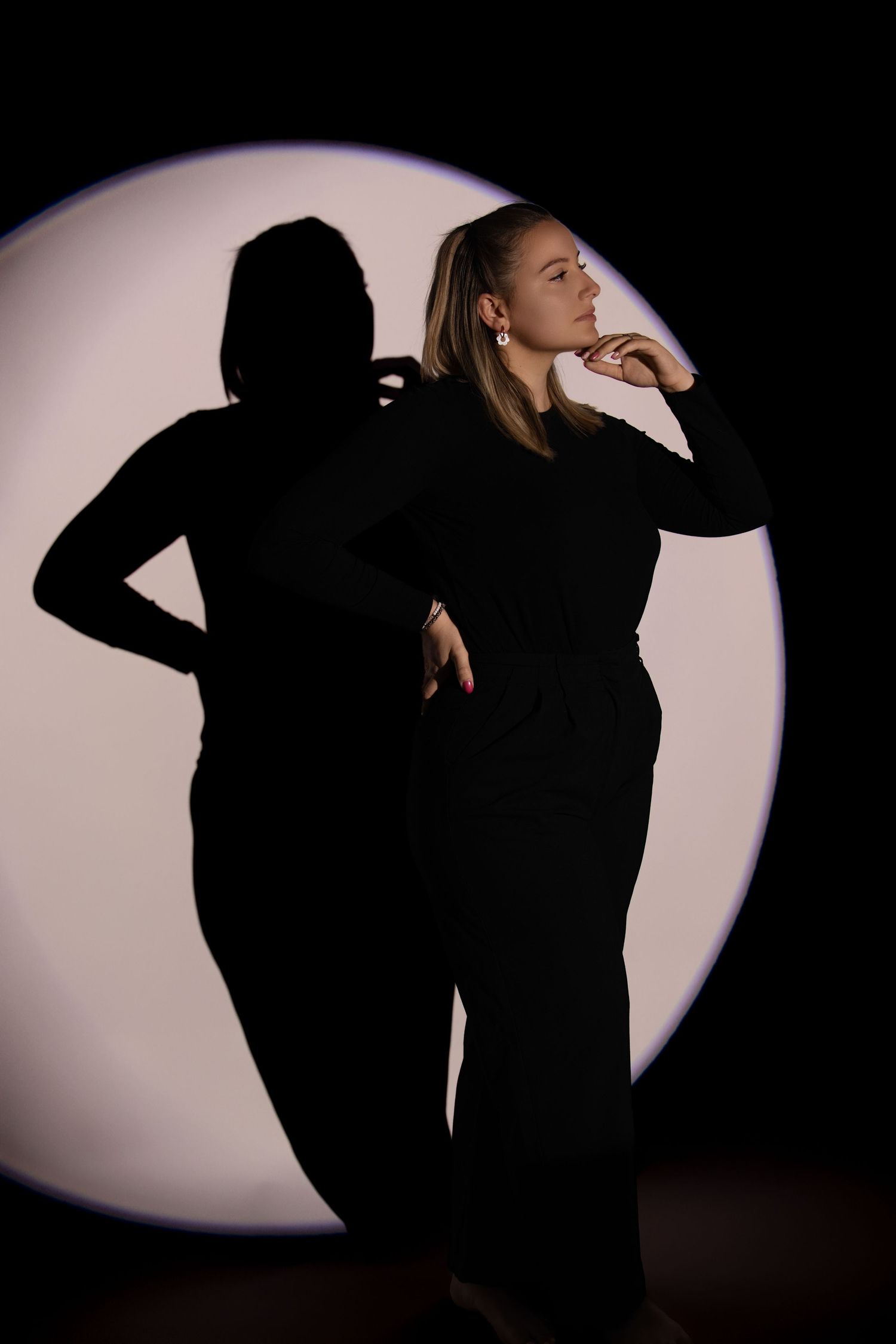 Portrait créatif avec jeux d'ombres et cercle de lumière, par Cindy Poulet Photographe proche Soissons.