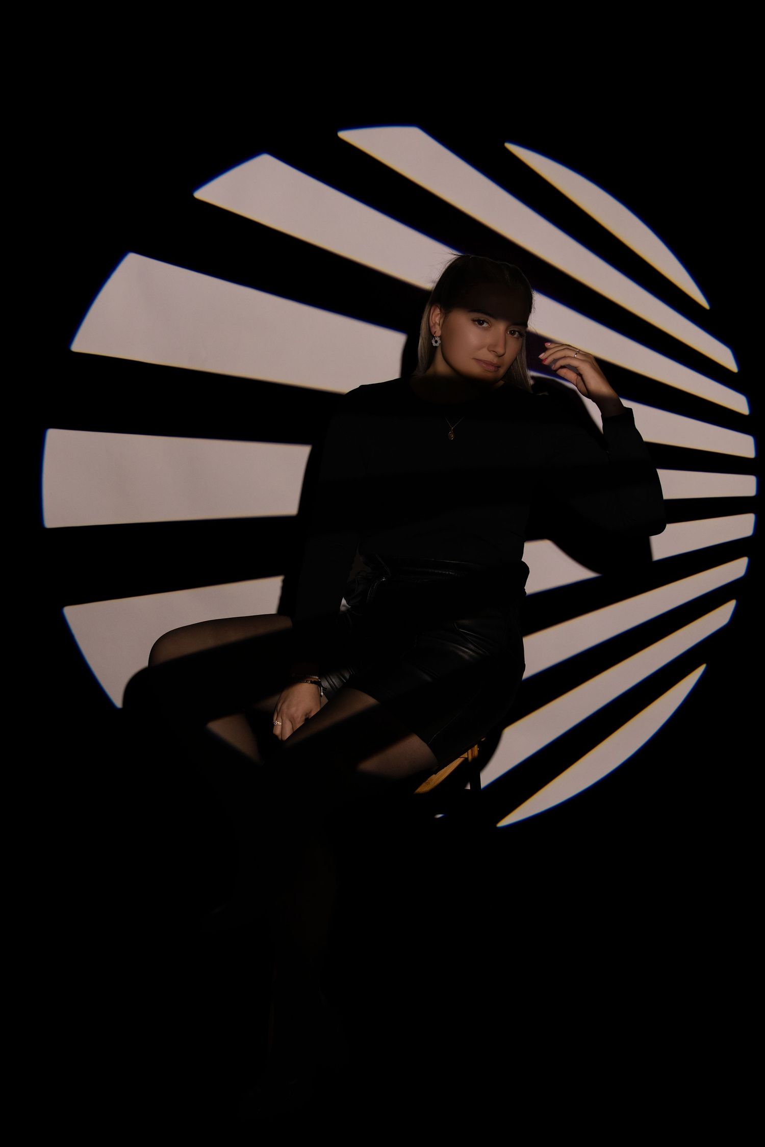 Portrait studio créatif avec projections de lumière circulaires, par Cindy Poulet Photographe proche Laon.