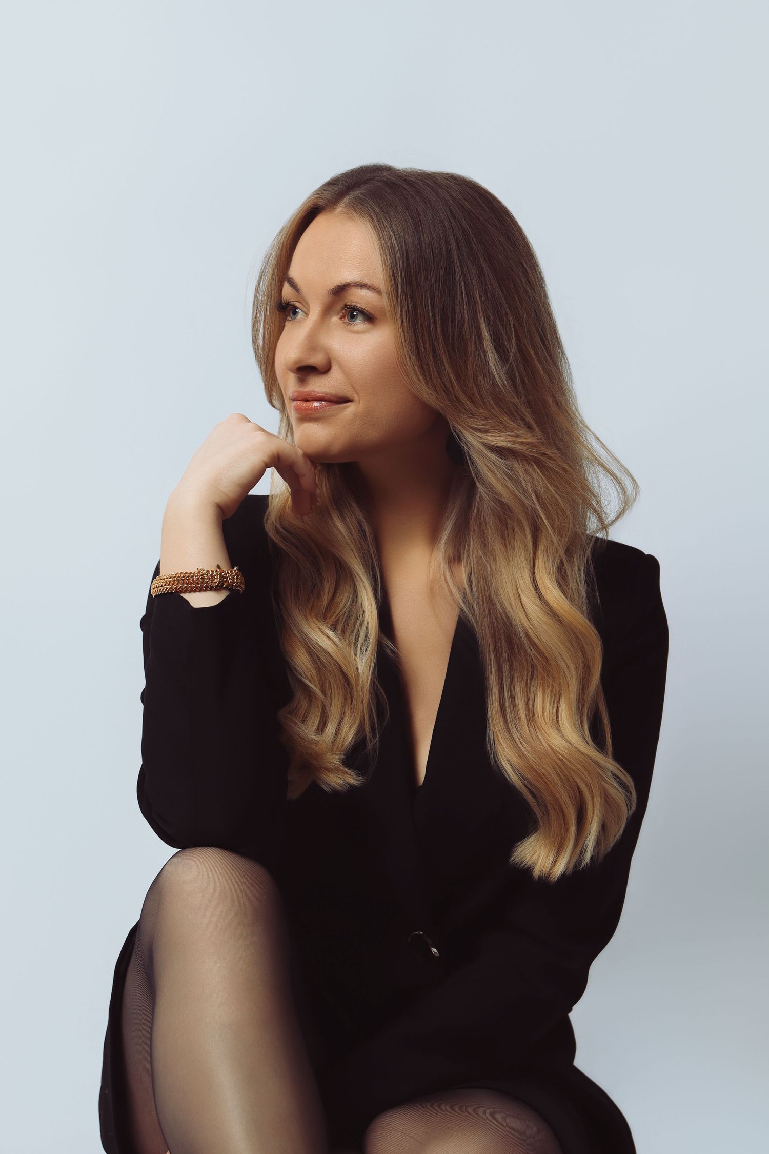 Portrait professionnel et lifestyle d'une femme blonde en blazer noir, réalisé par Cindy Poulet Photographe : photographie de studio élégant
