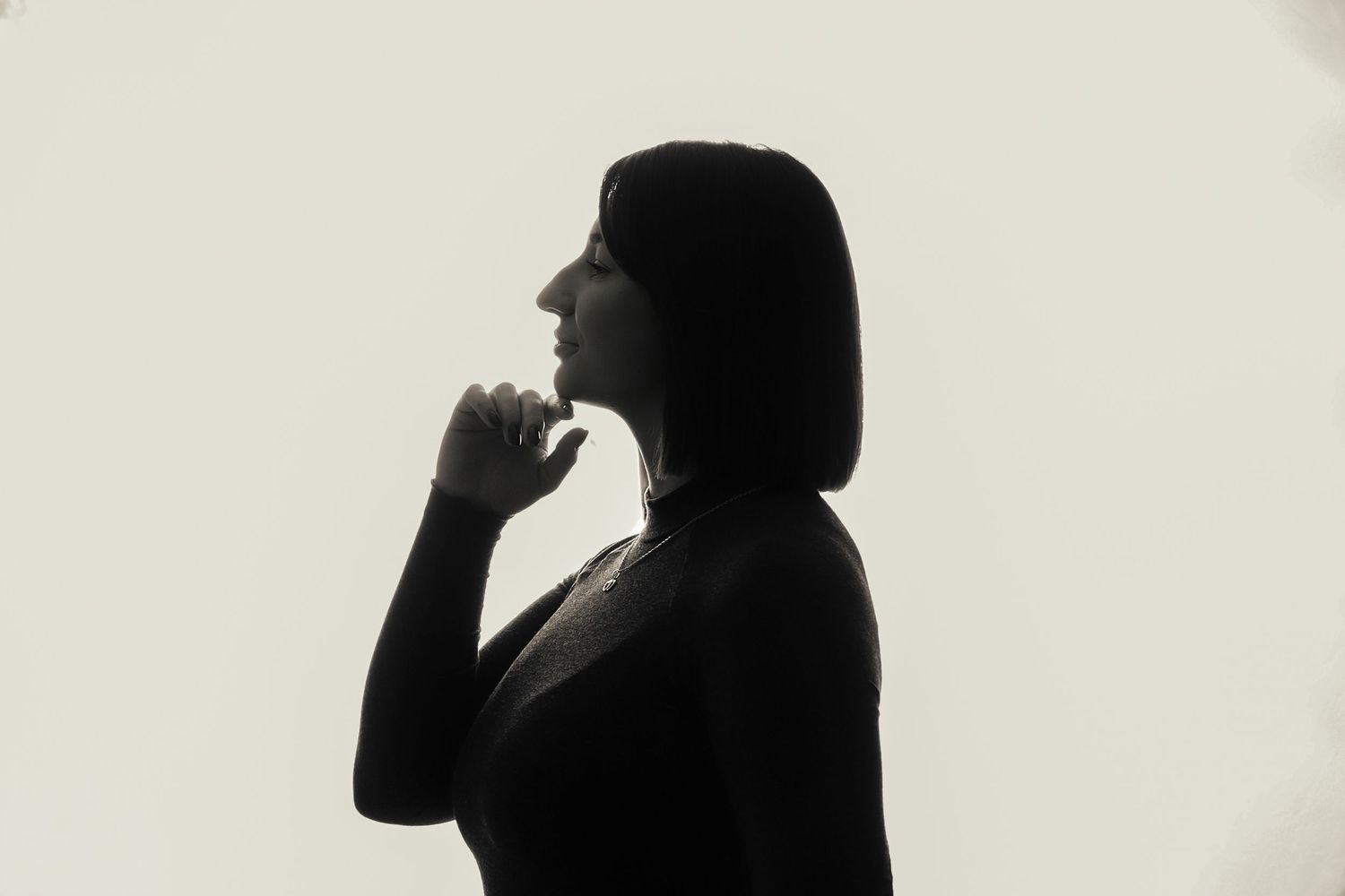 Silhouette de femme élégante de profil, portrait artistique