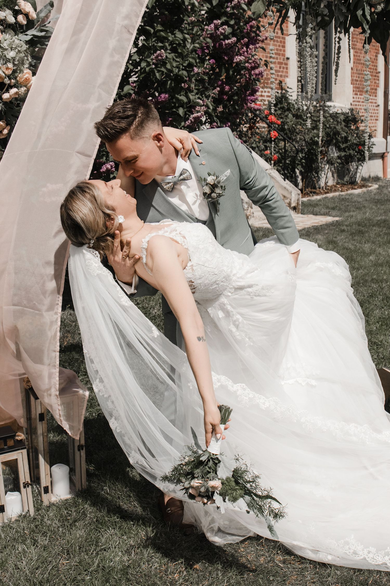 Couple de mariés s'embrassant dans un jardin, photo de mariage - Cindy Poulet photographe