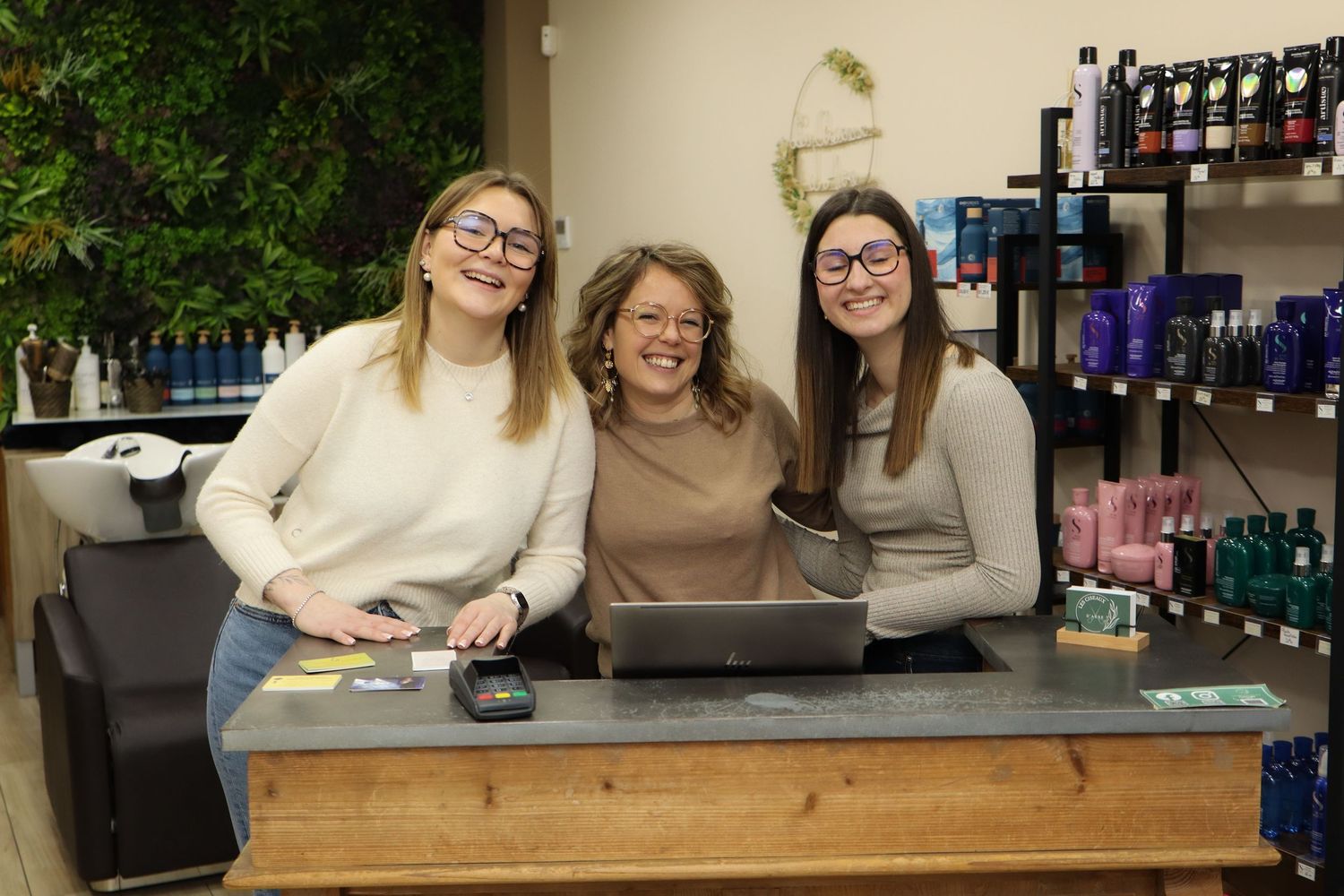 Portrait d'une équipe de trois femmes souriantes dans un salon de coiffure, par Cindy Poulet Photographe proche Laon.