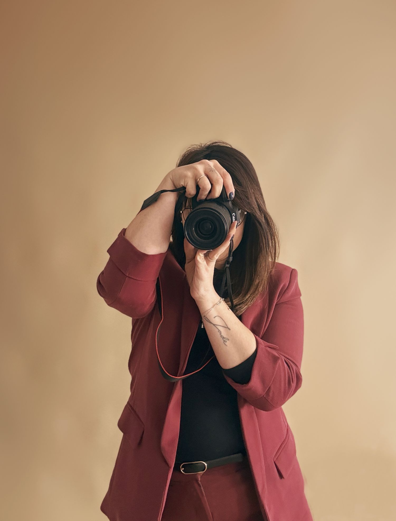 Cindy Poulet, photographe spécialisée en bien-naître, préparant une séance photo studio à Septvaux, près de Chauny et Tergnier.