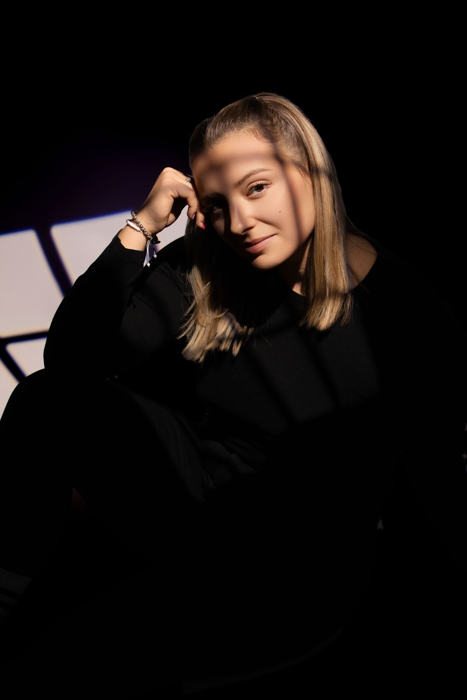Portrait studio avec jeux d'ombres et de lumière sur le visage, par Cindy Poulet Photographe proche de Soissons.