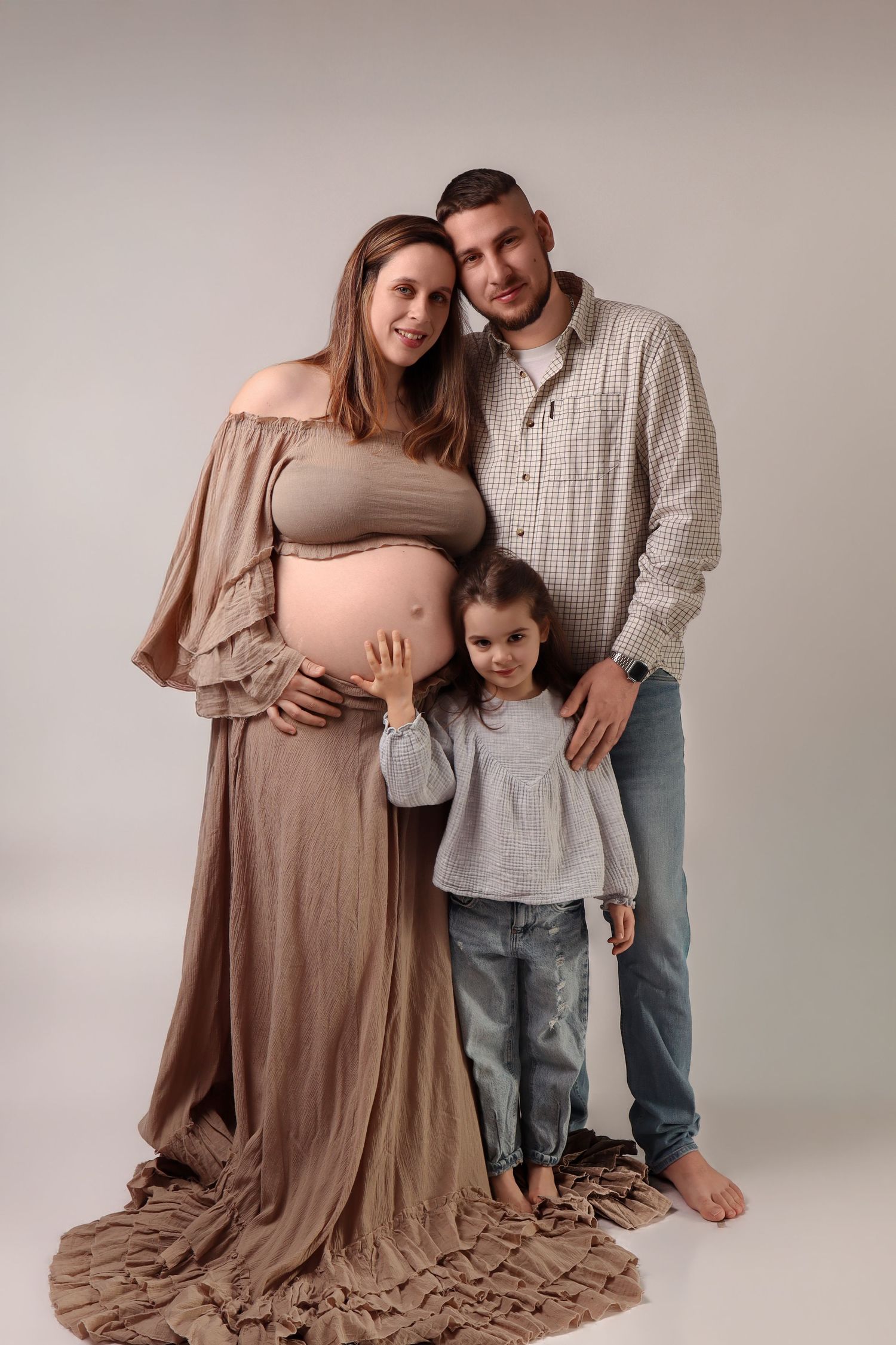 Portrait de famille et séance photo de grossesse en studio, futurs parents avec leur enfant, par Cindy Poulet Photographe