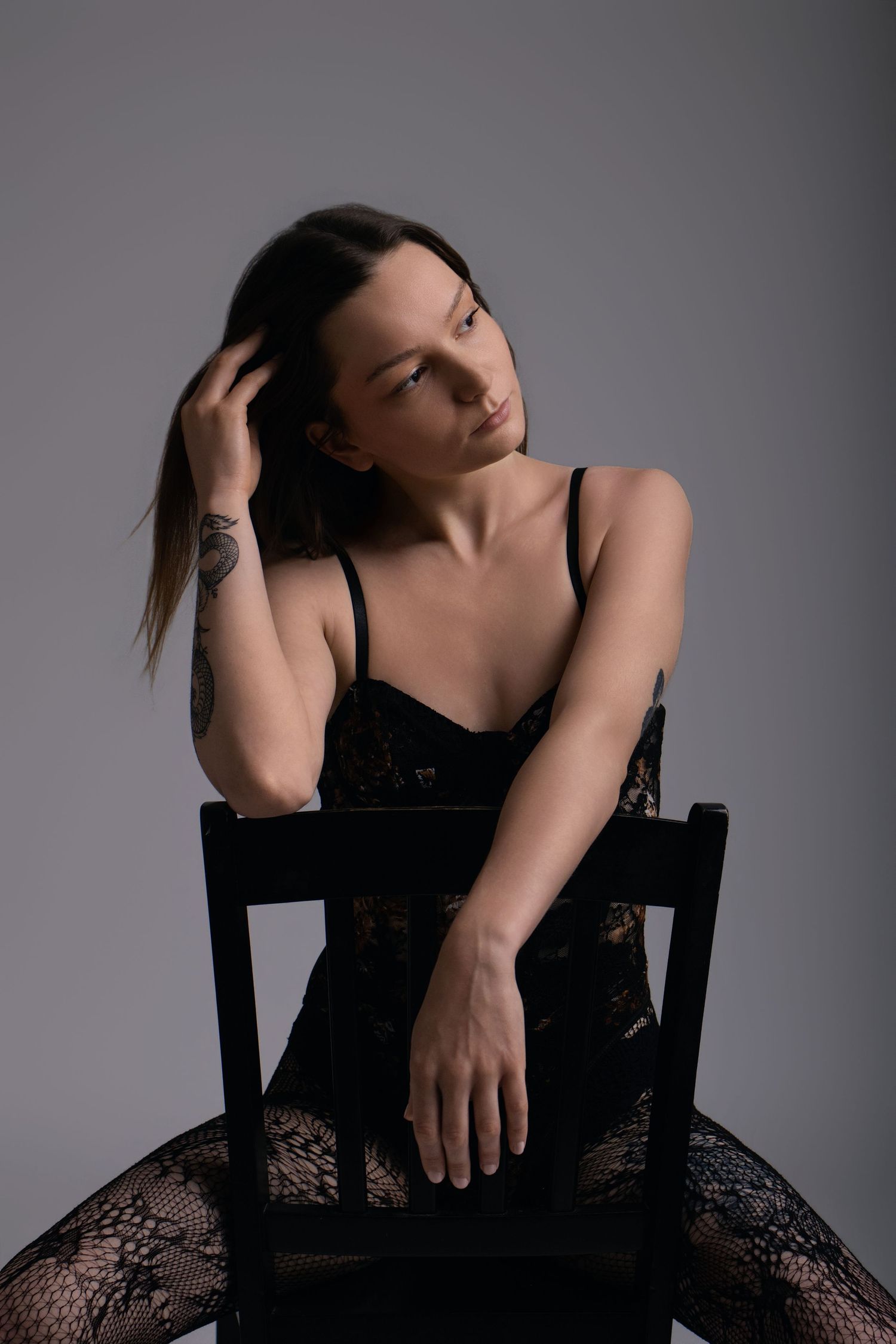 Femme en lingerie noire assise sur une chaise, portrait artistique studio - Cindy Poulet photographe