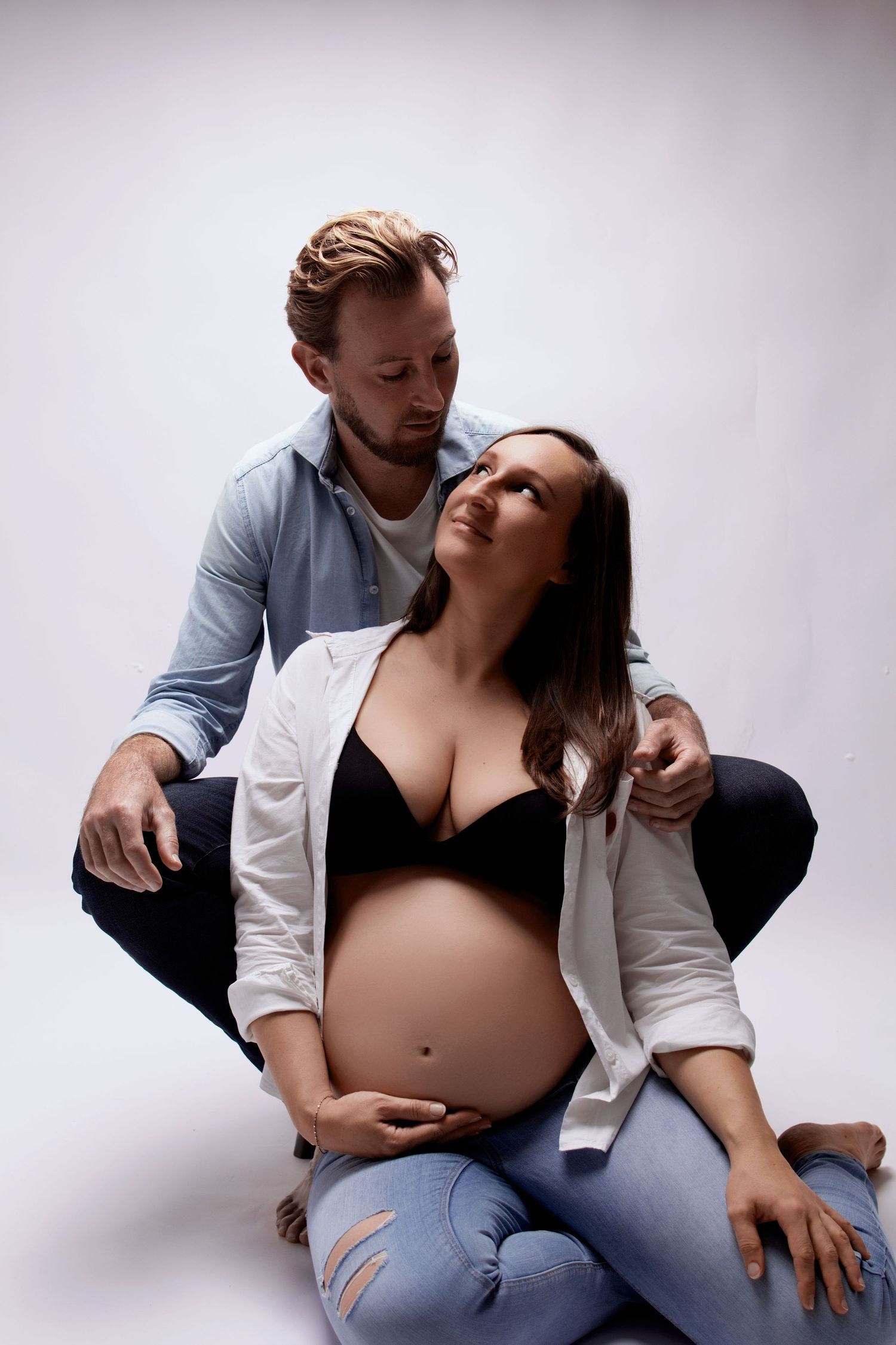 Portrait de studio d'un couple attendant un enfant, séance photo de grossesse intimiste par Cindy Poulet Photographe