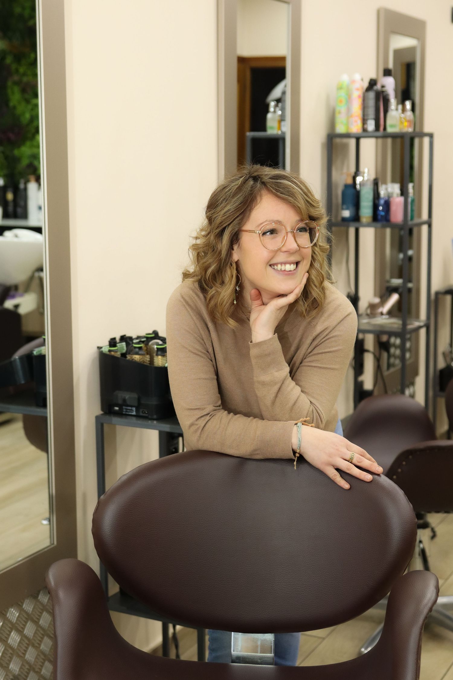 Portrait professionnel d'une coiffeuse souriante dans son salon, par Cindy Poulet Photographe proche Noyon.