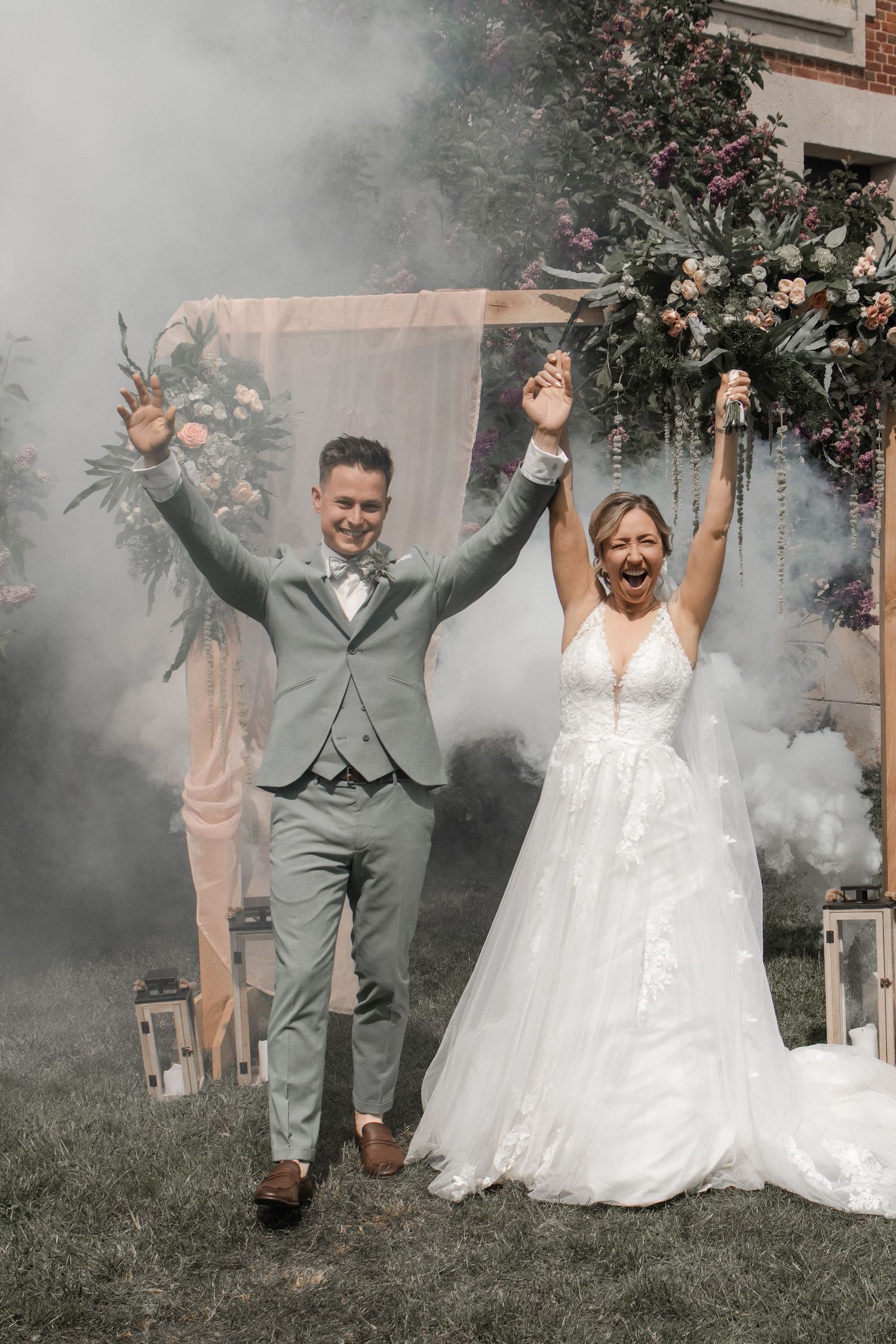 Couple de mariés célébrant avec fumigènes, photo mariage en extérieur