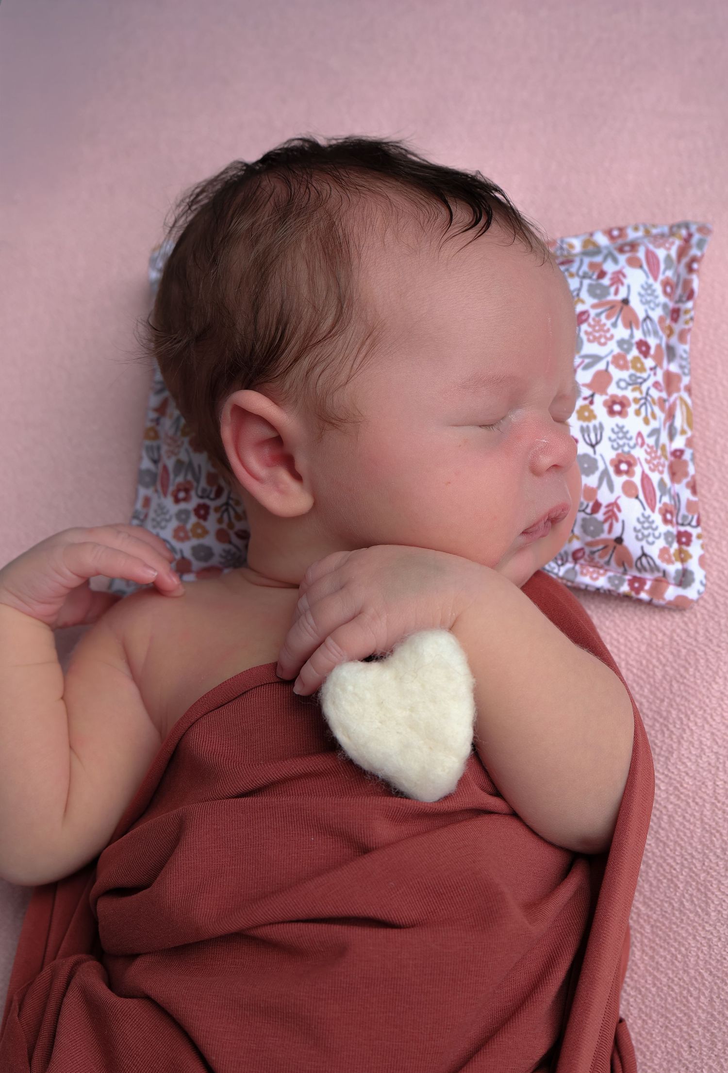 Nouveau-né emmailloté en tissu bordeaux, portrait naissance - Cindy Poulet photographe