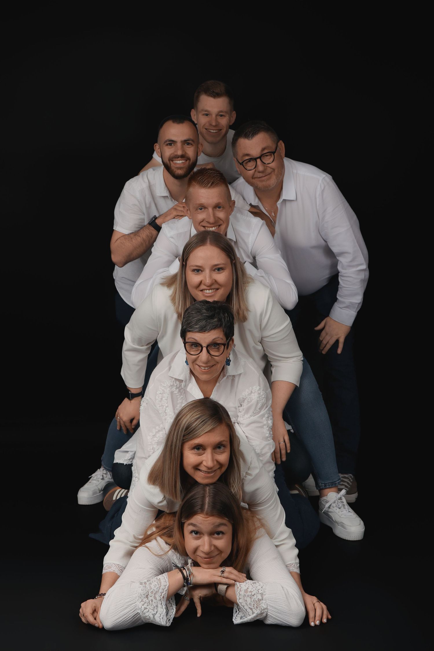 Portrait de famille en studio, photo en noir et blanc