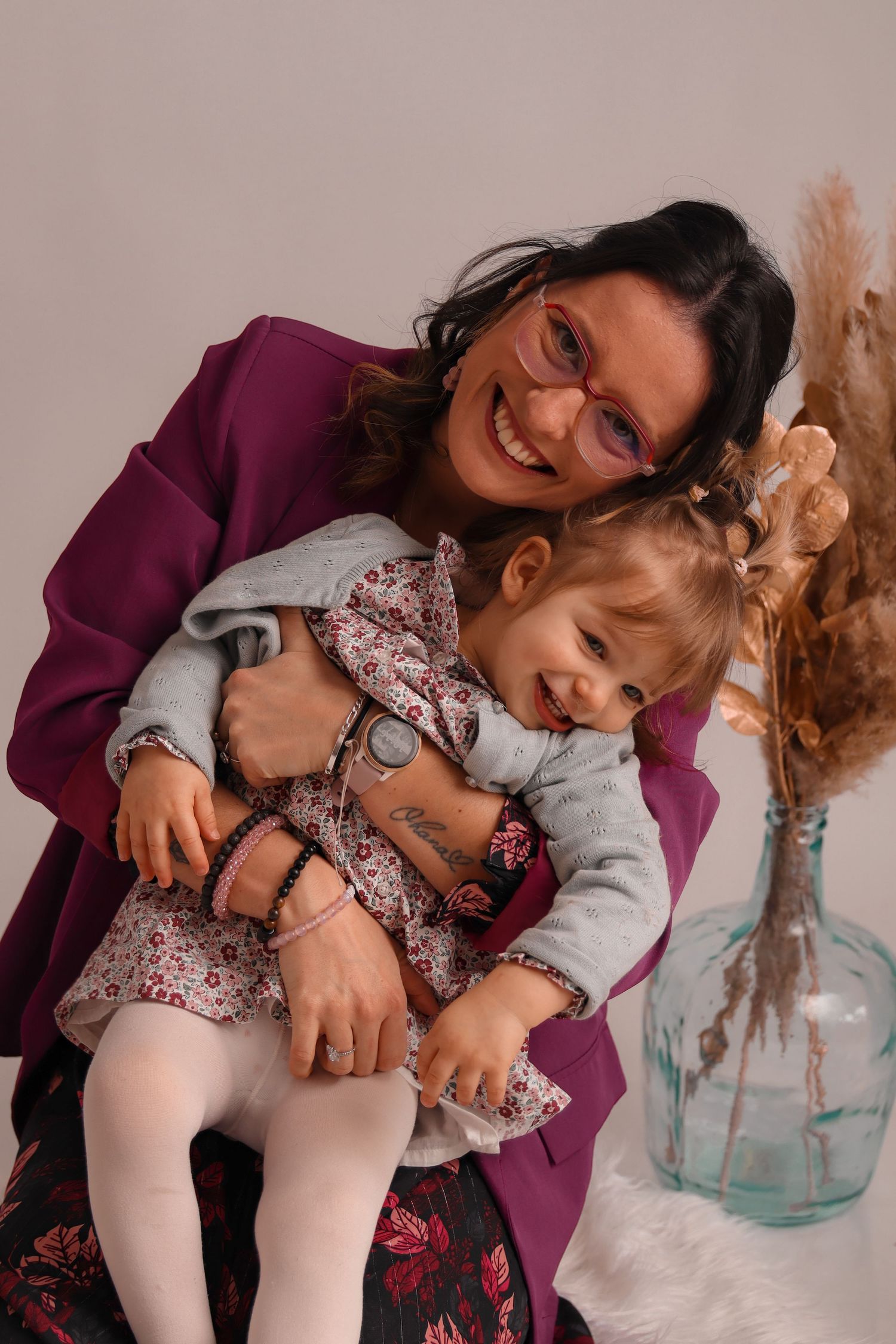 Maman avec son petit enfant dans les bras souriant, portrait famille