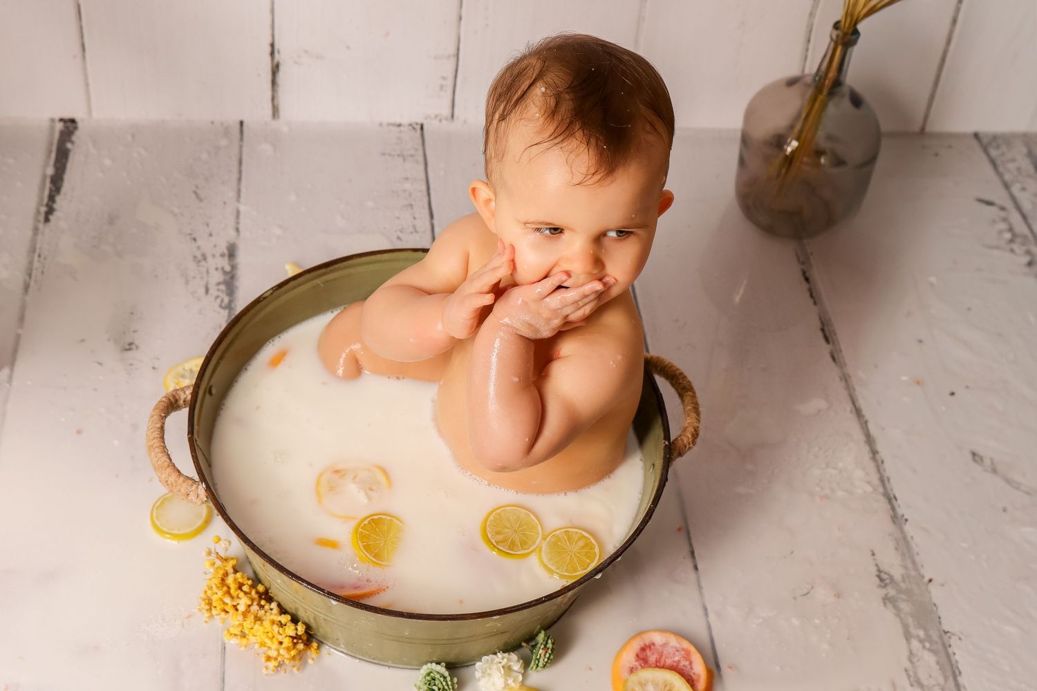 Photographie créative de studio : bébé dans un bain de lait aux tranches de citron, séance photo artistique par Cindy Poulet Photographe