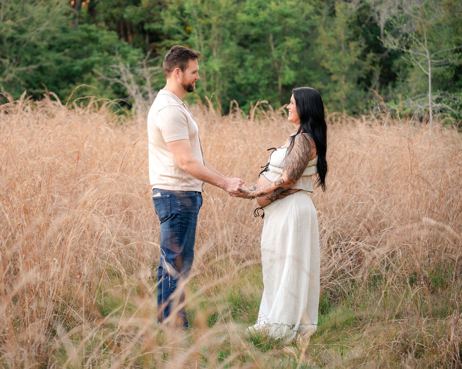 Warm and natural maternity photography featuring an expecting couple at Lake Runnymede Conservation Area in St Cloud Florida