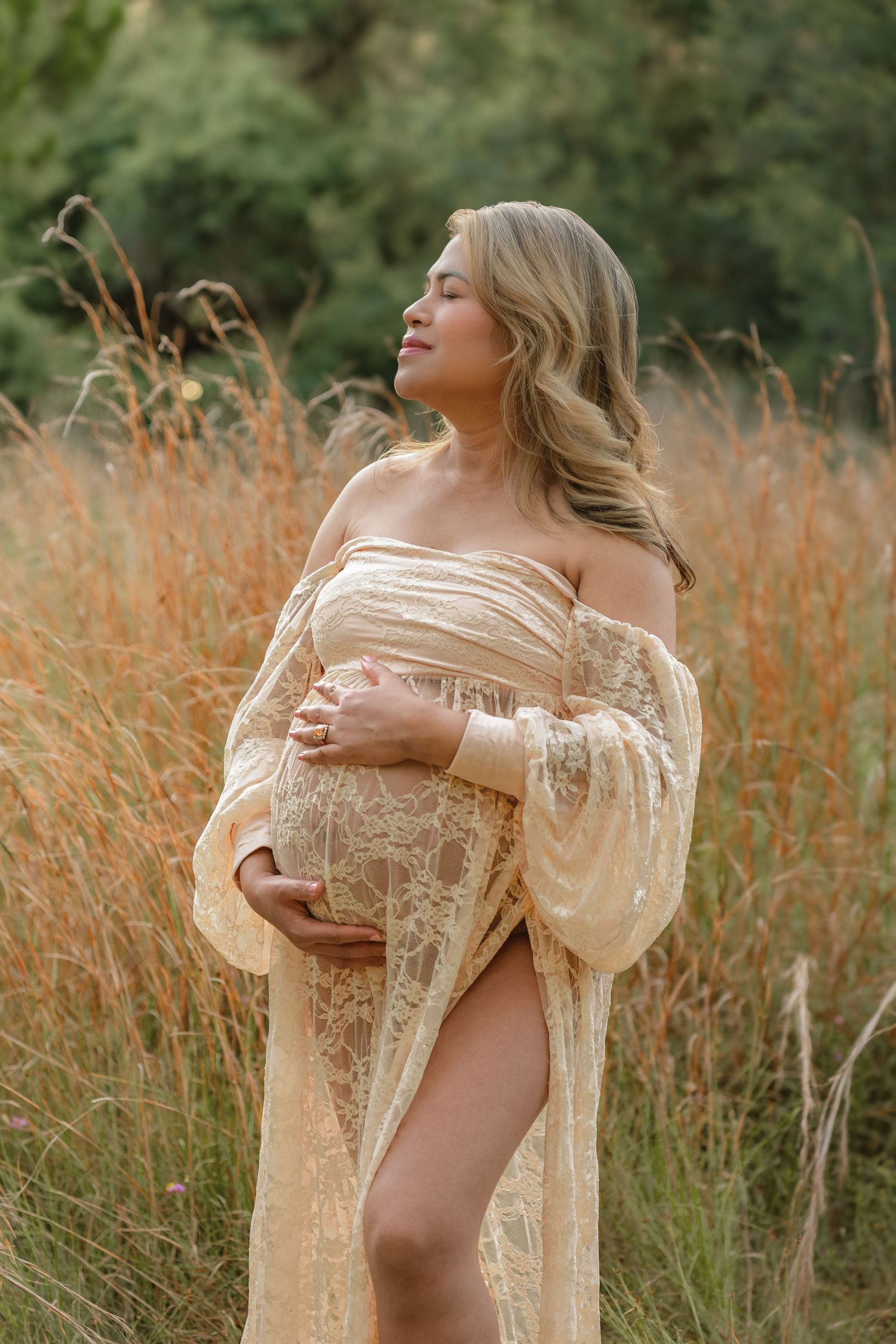 Romantic outdoor maternity portraits captured at Lake Runnymede Conservation Area, one of St. Cloud's most beautiful outdoor locations