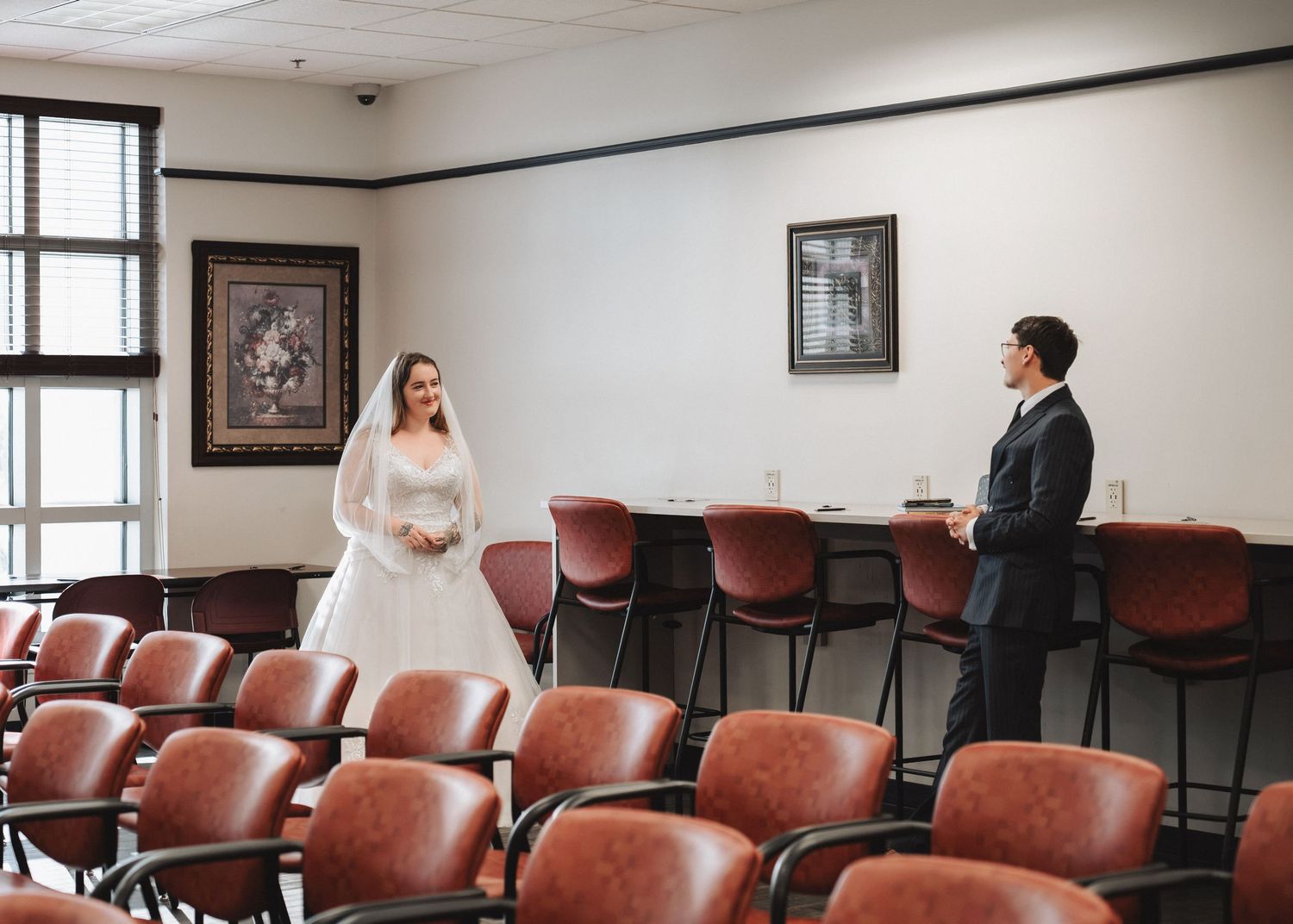 Intimate Orlando courthouse wedding portraits for a UK couple