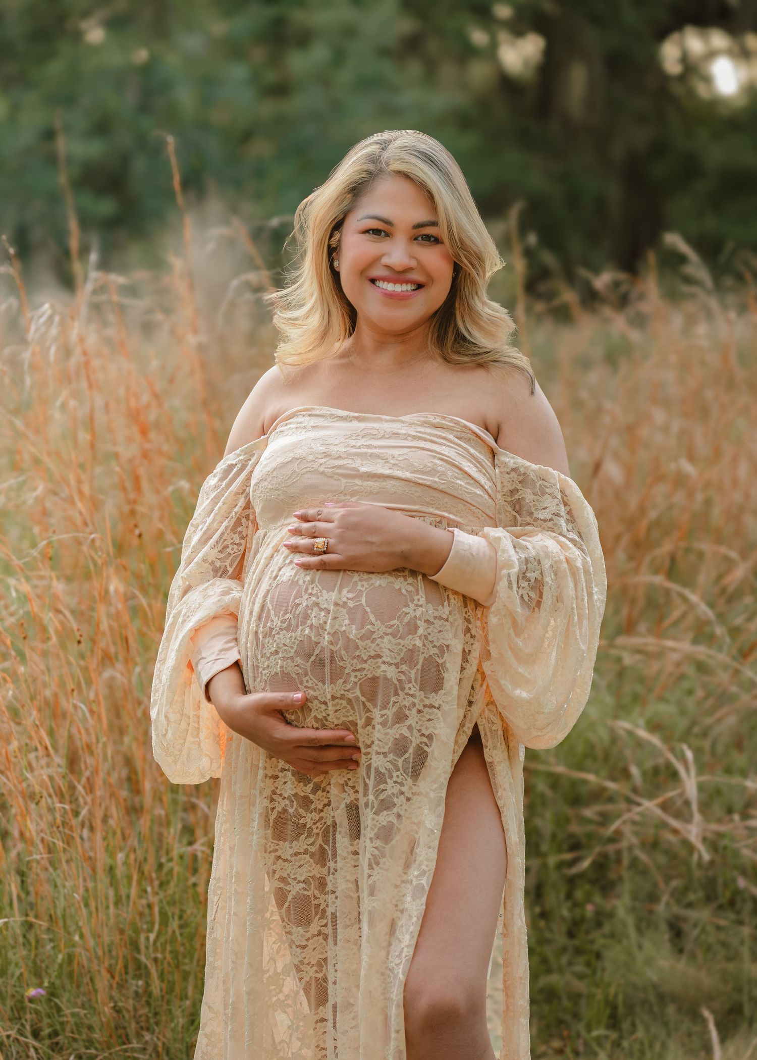 Romantic outdoor maternity portraits captured at Lake Runnymede Conservation Area, one of St. Cloud's most beautiful outdoor photography loc