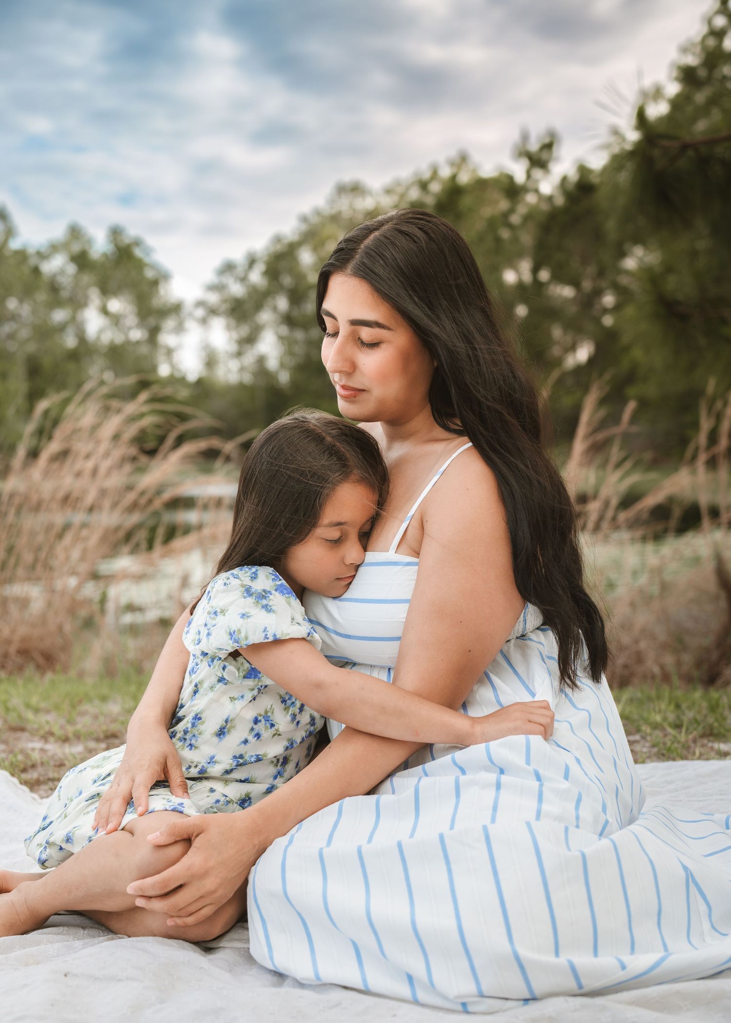 Lifestyle family photography portraits capturing authentic moments between mom and her children by Orlando family photographer