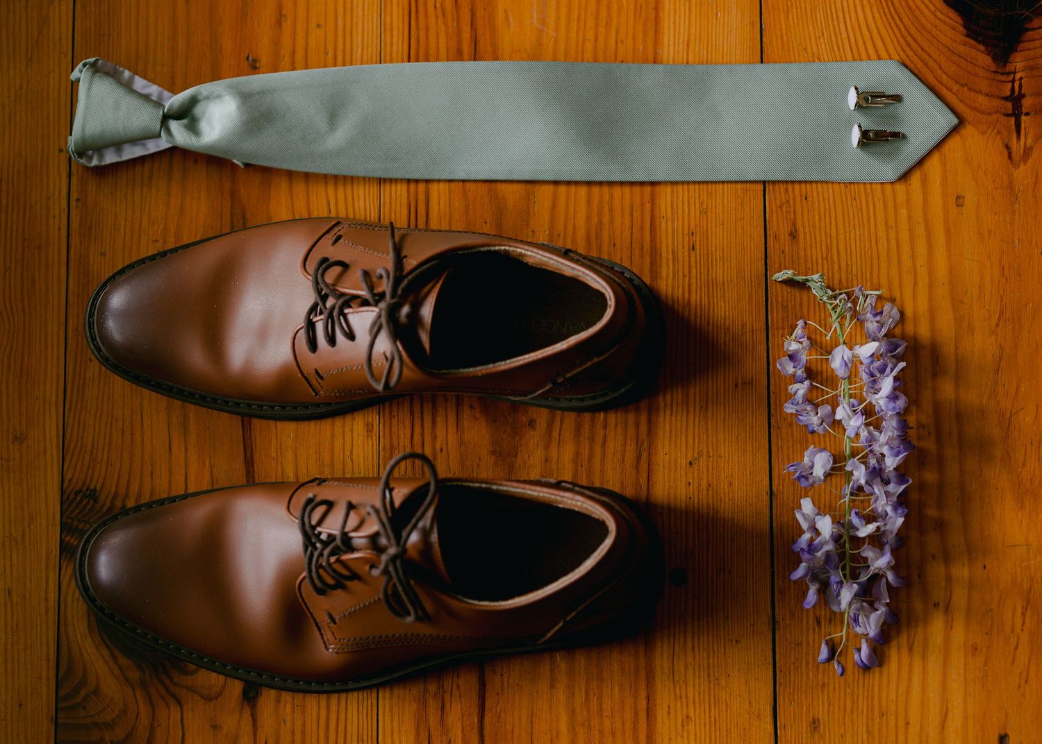 Kalli Hicks is a photographer based in Asheville, North Carolina, who tells wedding and elopement stories in the Southeastern US and Ireland