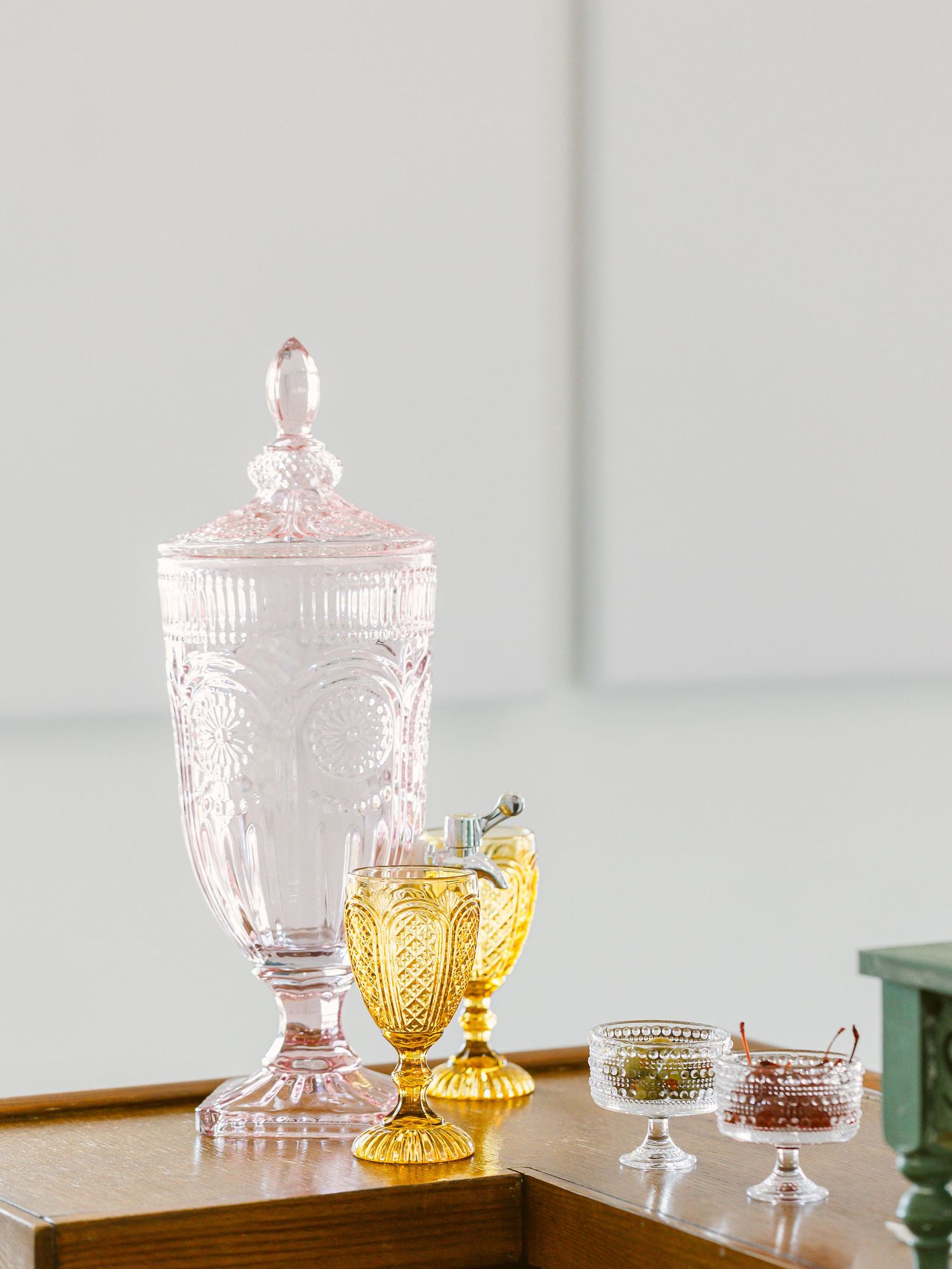 Explore this elegant Southern intimate wedding and elopement inspiration for couples getting married in the Southeast, luxury bar set up