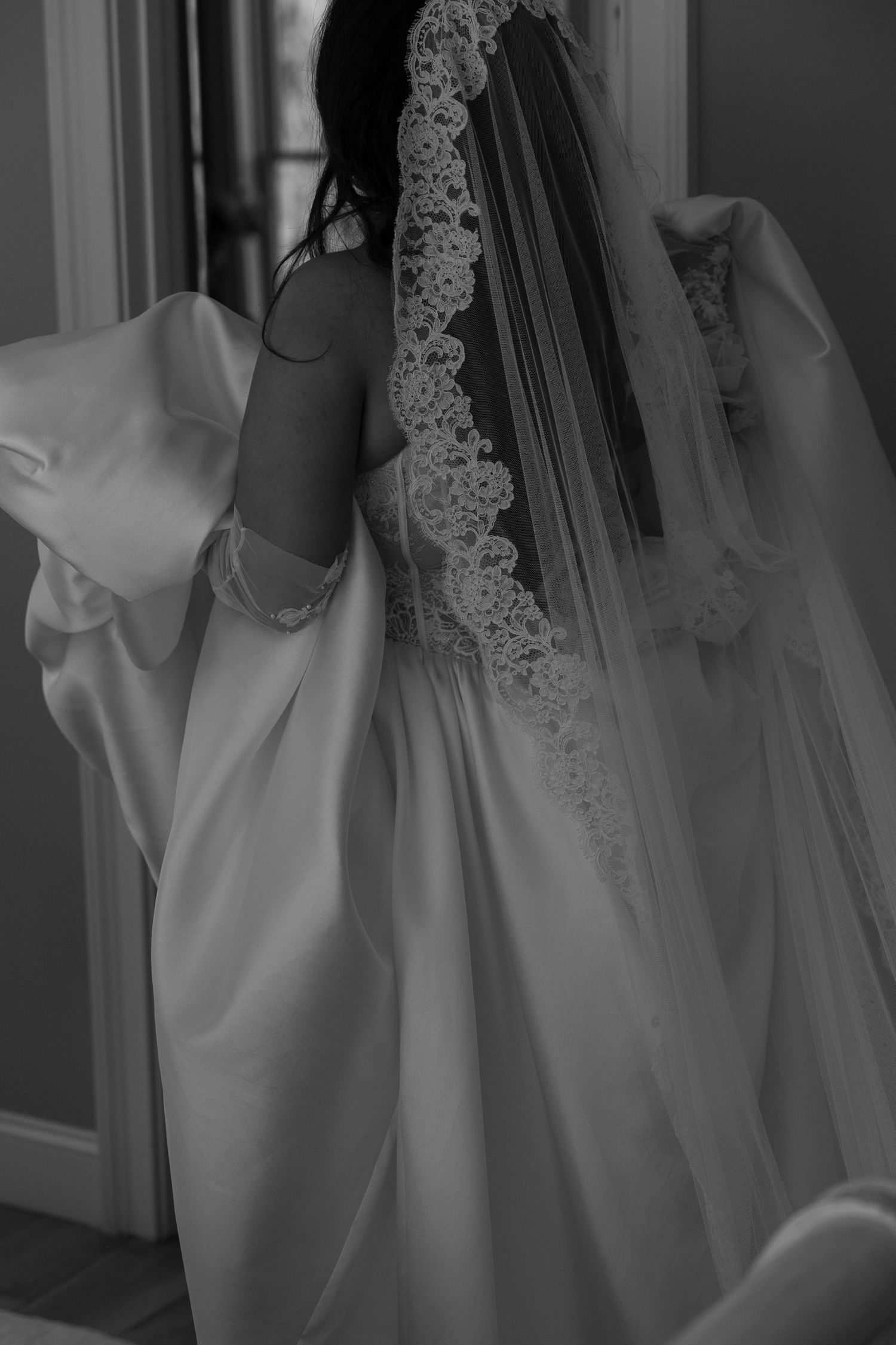 Kalli Hicks is a photographer based in Asheville, North Carolina, who tells wedding and elopement stories in the Southeastern US and Ireland
