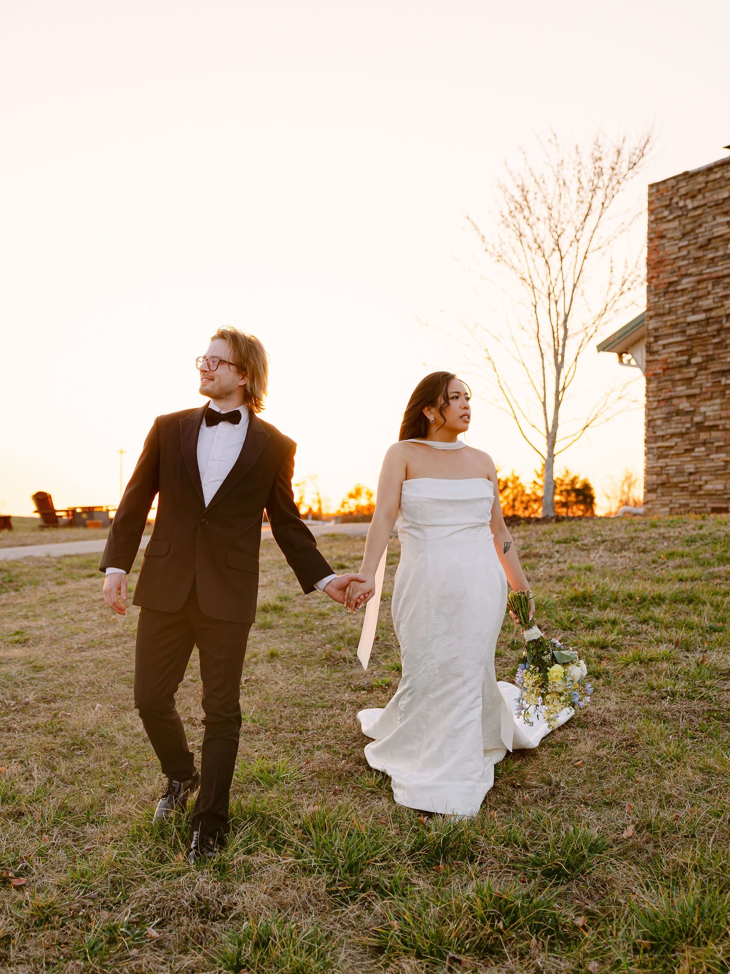 Explore this elegant Southern intimate wedding and elopement inspiration for couples getting married in the Southeast, golden hour portraits