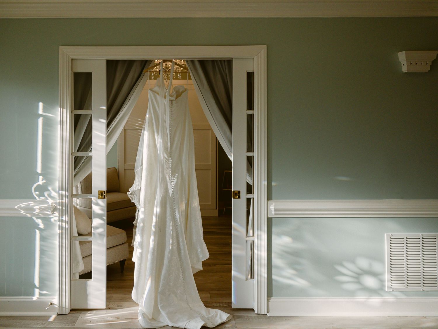 Explore this elegant Southern intimate wedding and elopement inspiration for couples getting married in the Southeast, Serene by Madi Lane