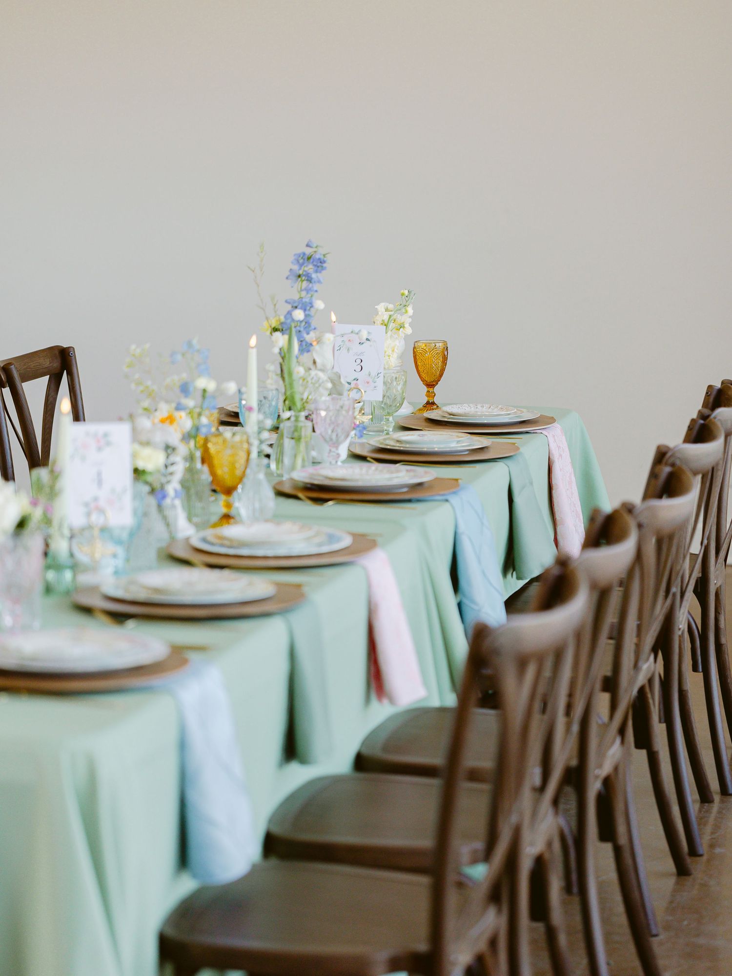 Explore this elegant Southern intimate wedding and elopement inspiration for couples getting married in the Southeast, luxe reception inspo