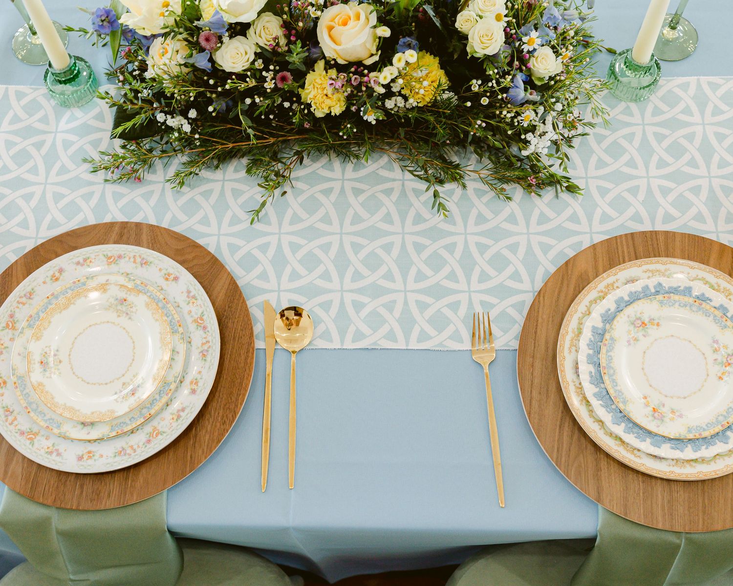 Explore this elegant Southern intimate wedding and elopement inspiration for couples getting married in the Southeast, luxury table setting