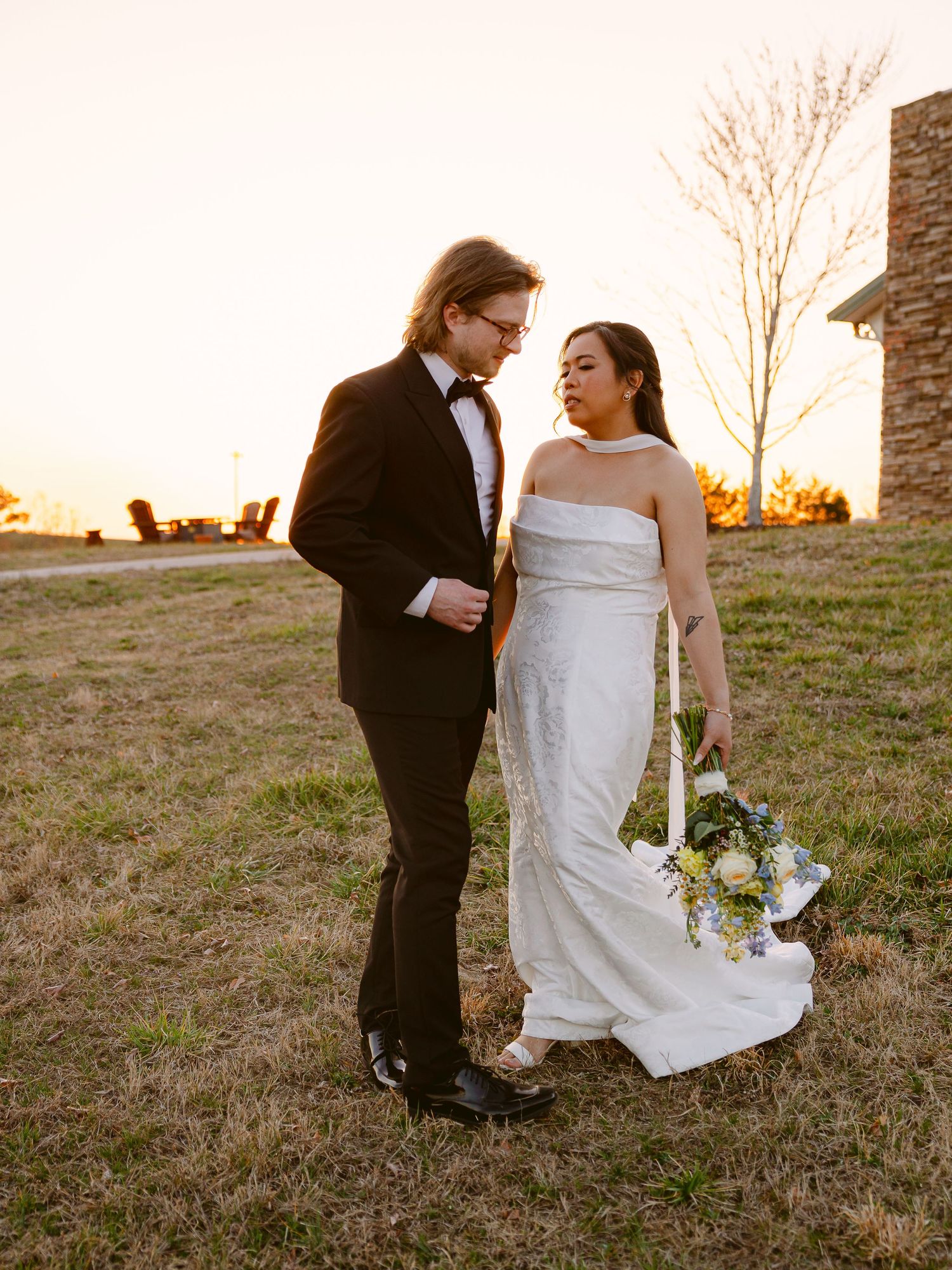 Explore this elegant Southern intimate wedding and elopement inspiration for couples getting married in the Southeast, golden hour portraits