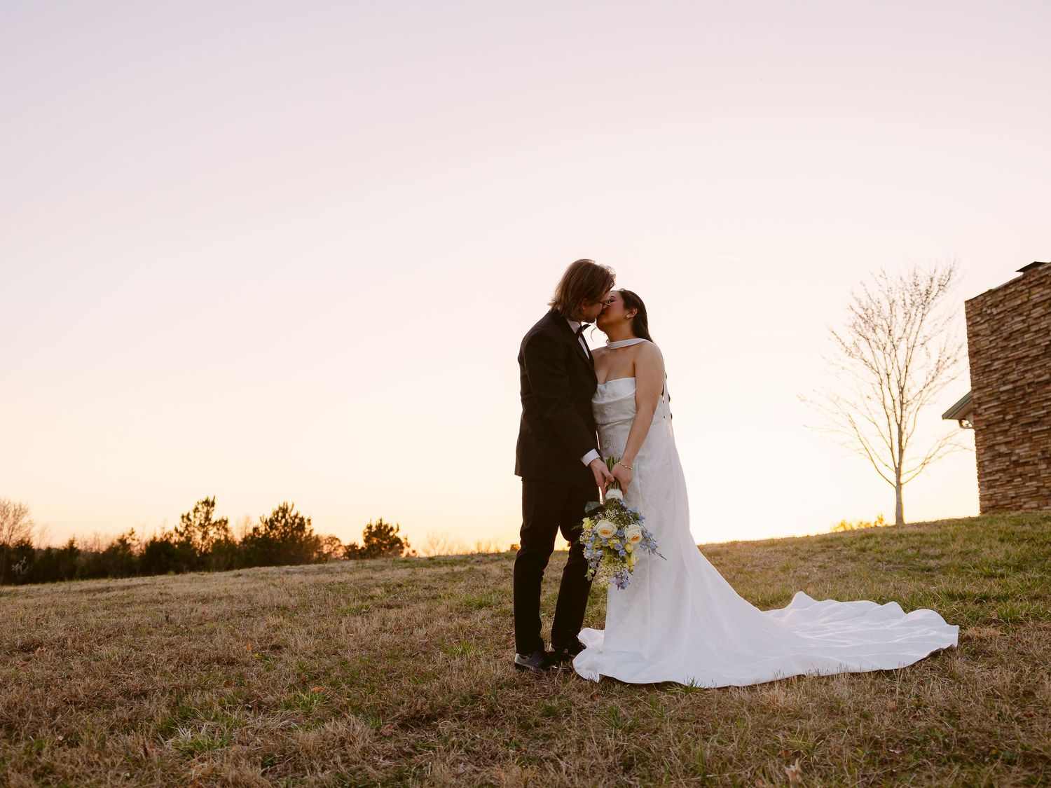 Explore this elegant Southern intimate wedding and elopement inspiration for couples getting married in the Southeast, golden hour portraits