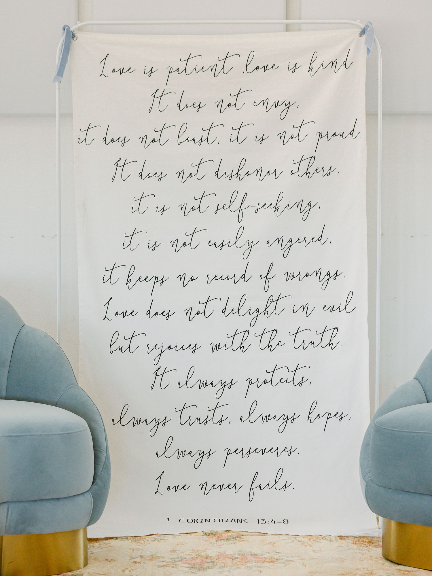 Explore this elegant Southern intimate wedding and elopement inspiration for couples getting married in the Southeast,  custom printed decor