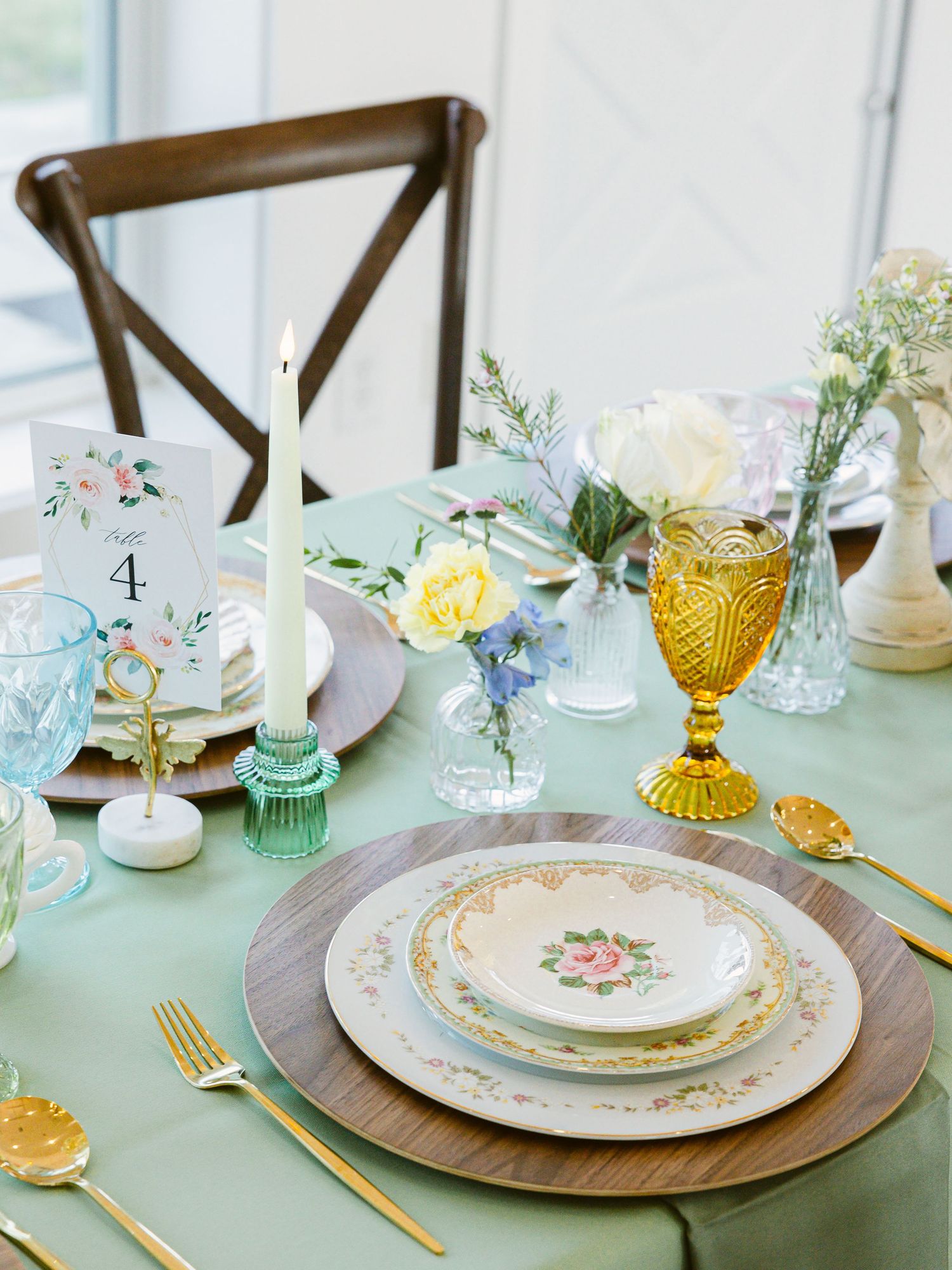 Explore this elegant Southern intimate wedding and elopement inspiration for couples getting married in the Southeast, luxury table setting