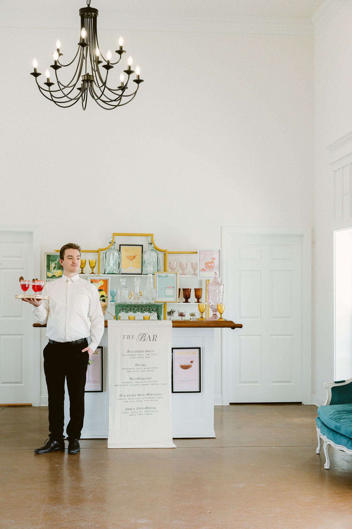 Explore this elegant Southern intimate wedding and elopement inspiration for couples getting married in the Southeast, luxury bar set up