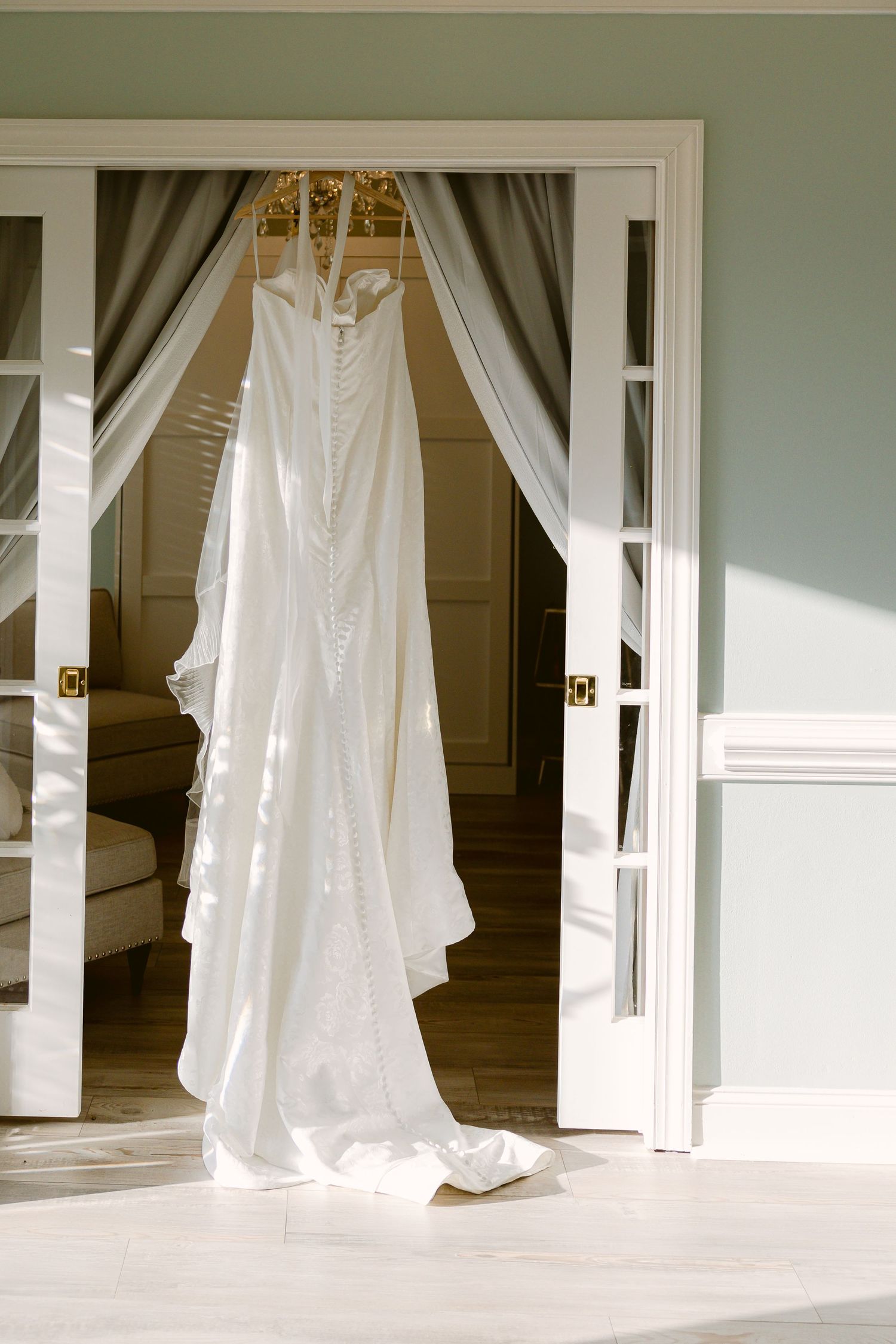 Kalli Hicks is a photographer based in Asheville, North Carolina, who tells wedding and elopement stories in the Southeastern US and Ireland