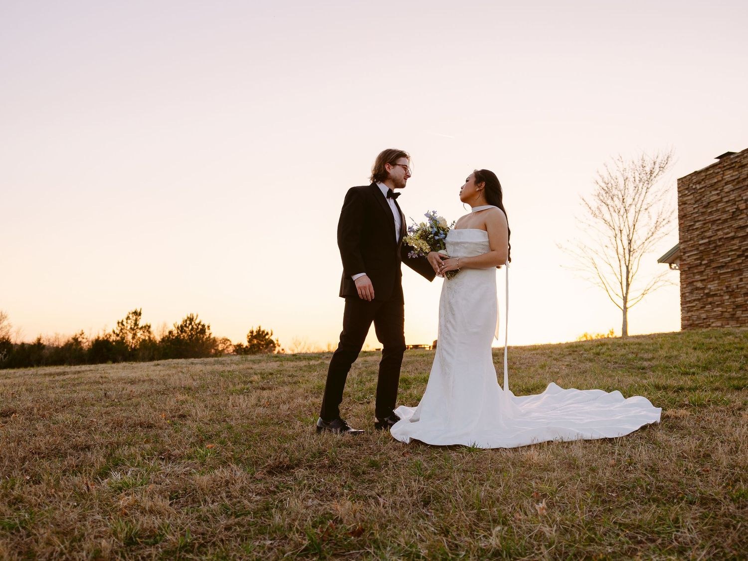 Explore this elegant Southern intimate wedding and elopement inspiration for couples getting married in the Southeast, golden hour portraits