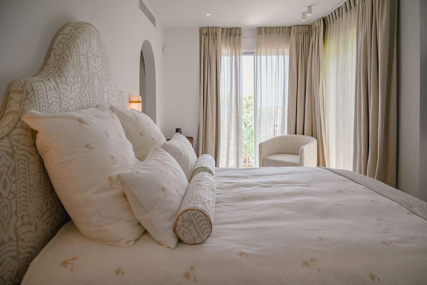 Exclusive real estate photography where luxury is defined by detail, light, and timeless style.