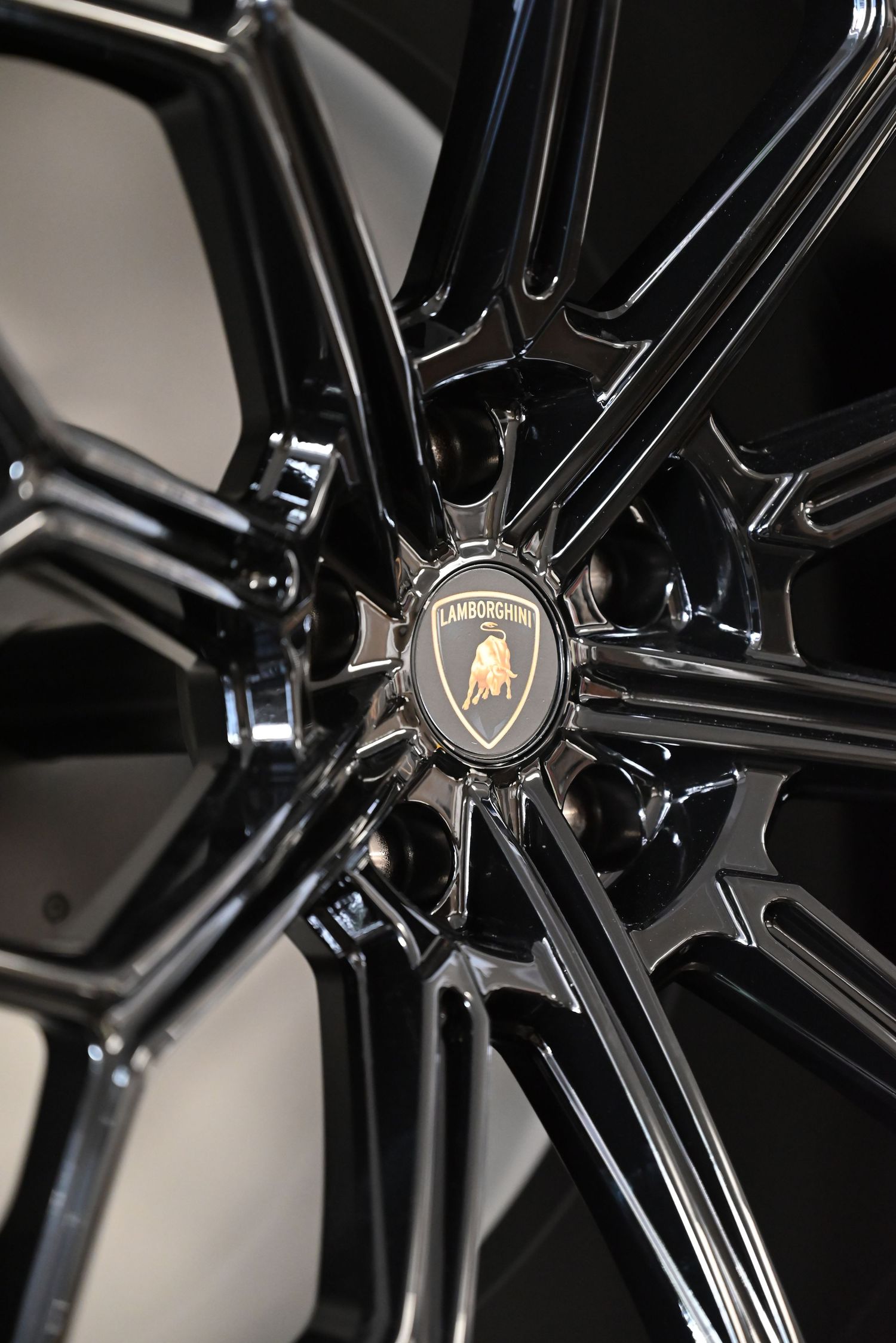 Close-up on the wheels, a symbol of Lamborghini’s precision and craftsmanship.