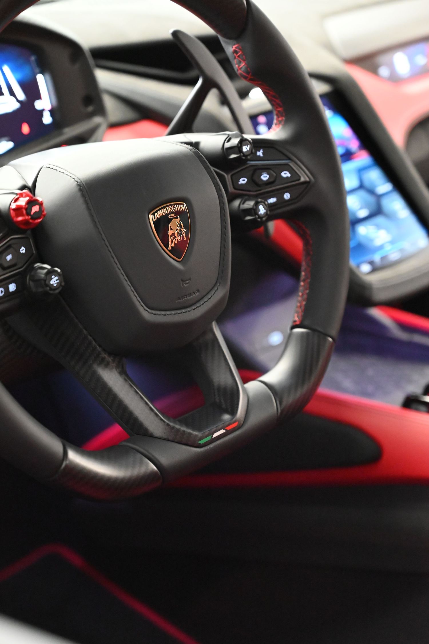 The performance-oriented cockpit immerses the driver in the Lamborghini experience.