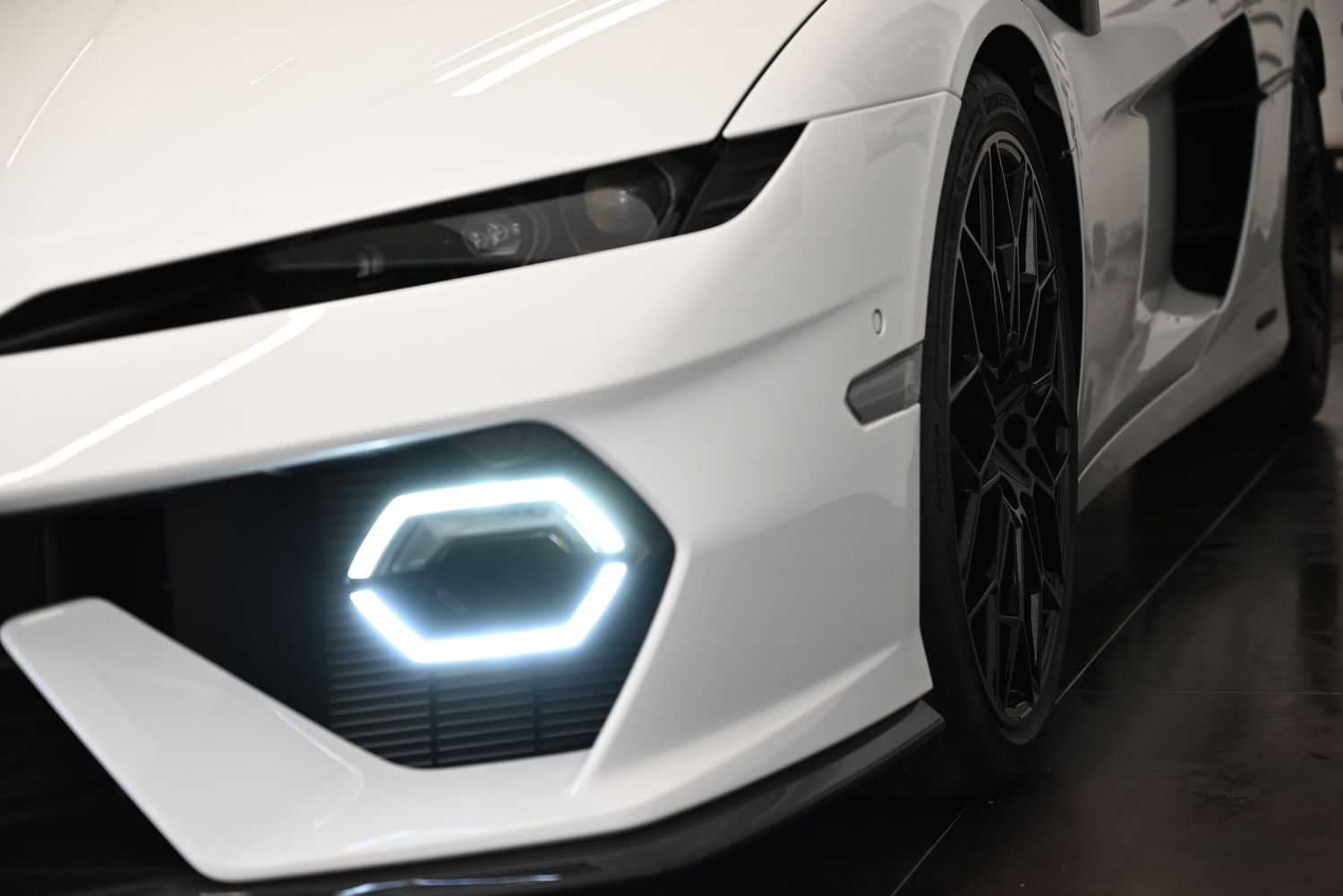Side view of the Temerario, highlighting its dynamic lines and iconic design.