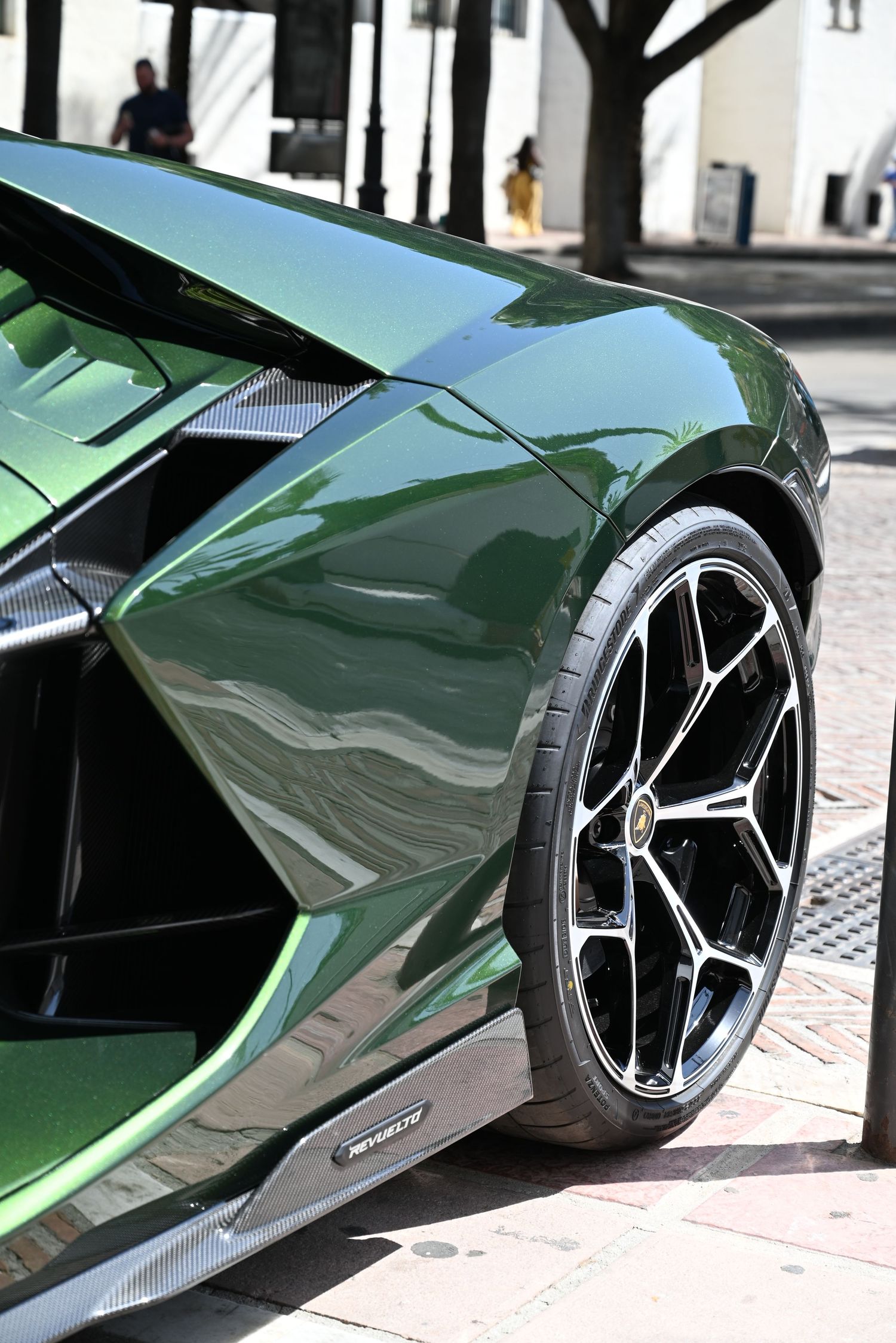 The bold wheels emphasize the sporty and dynamic character of the Revuelto.