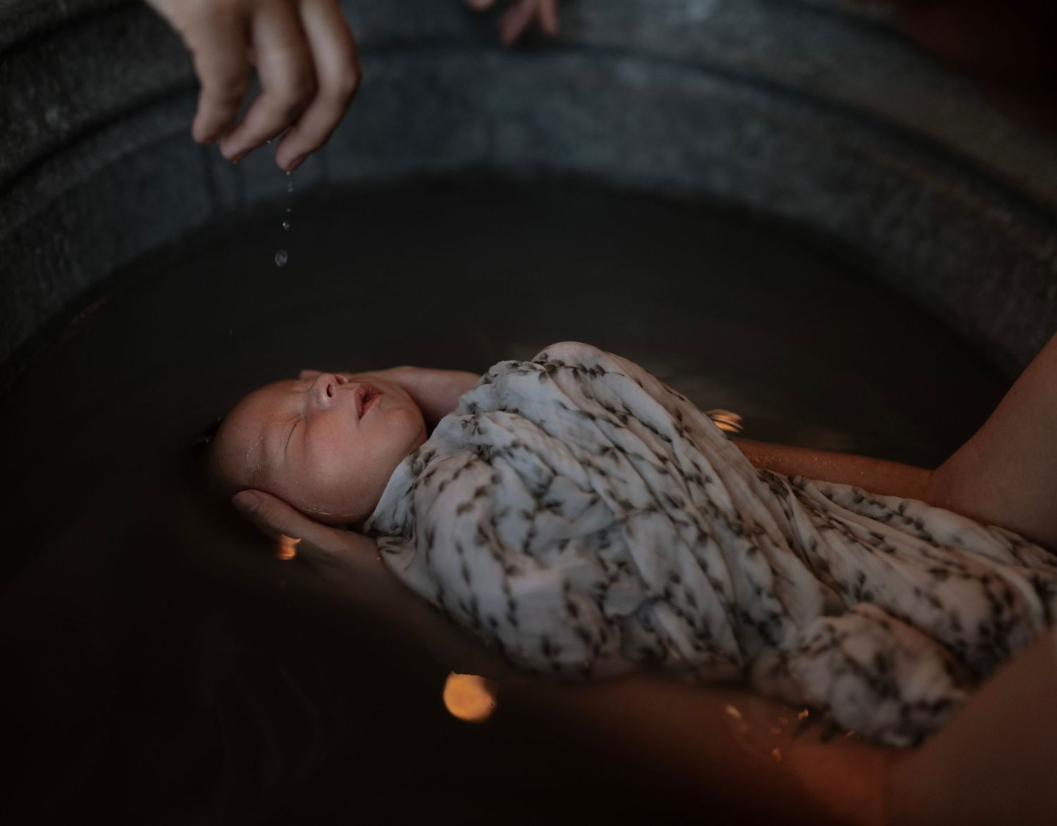 Séance photo naissance à Lyon bain thérapeutique photographié