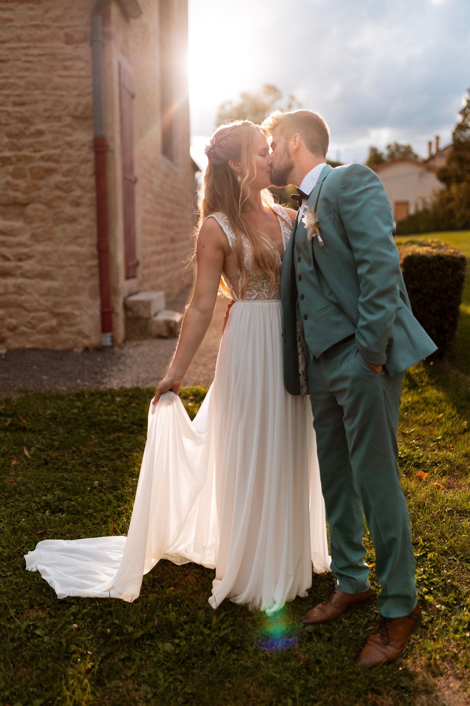 Couple de mariés, reportage mariage en Drôme Provencale, Provence, shooting couple, séance couple, Photographe de mariage, Lyon Beaujolais