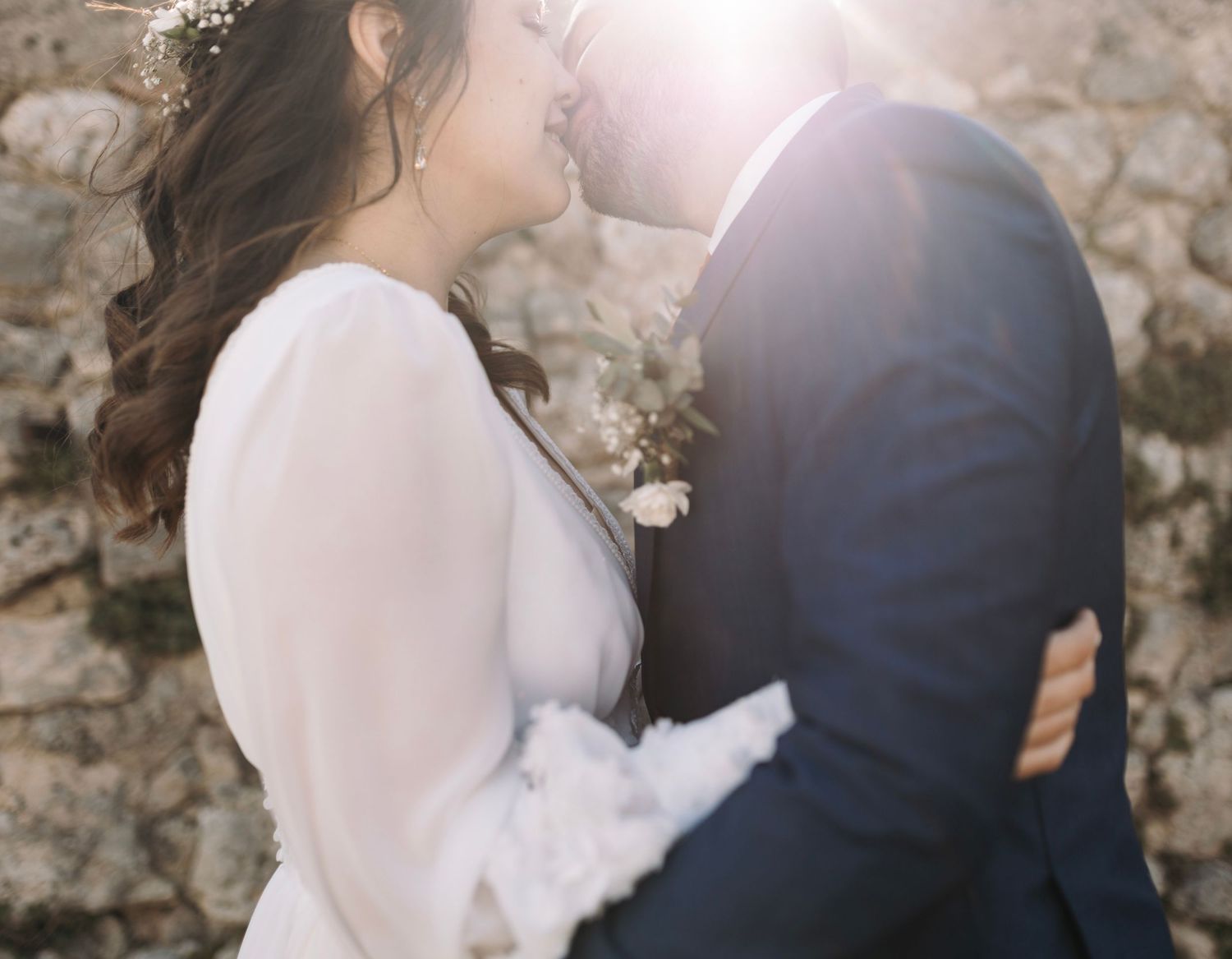 Couple de mariés, reportage mariage en Drôme Provencal, Provence, shooting couple, séance couple, Photographe de mariage, Lyon Beaujolais